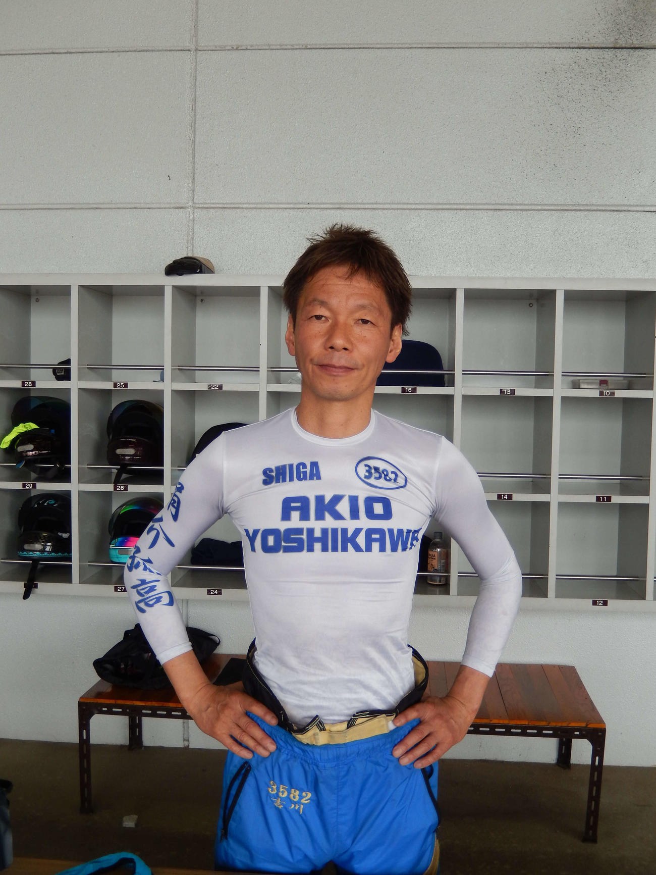 地元の番長吉川昭男が、仁王立ちでライバルを迎え撃つ