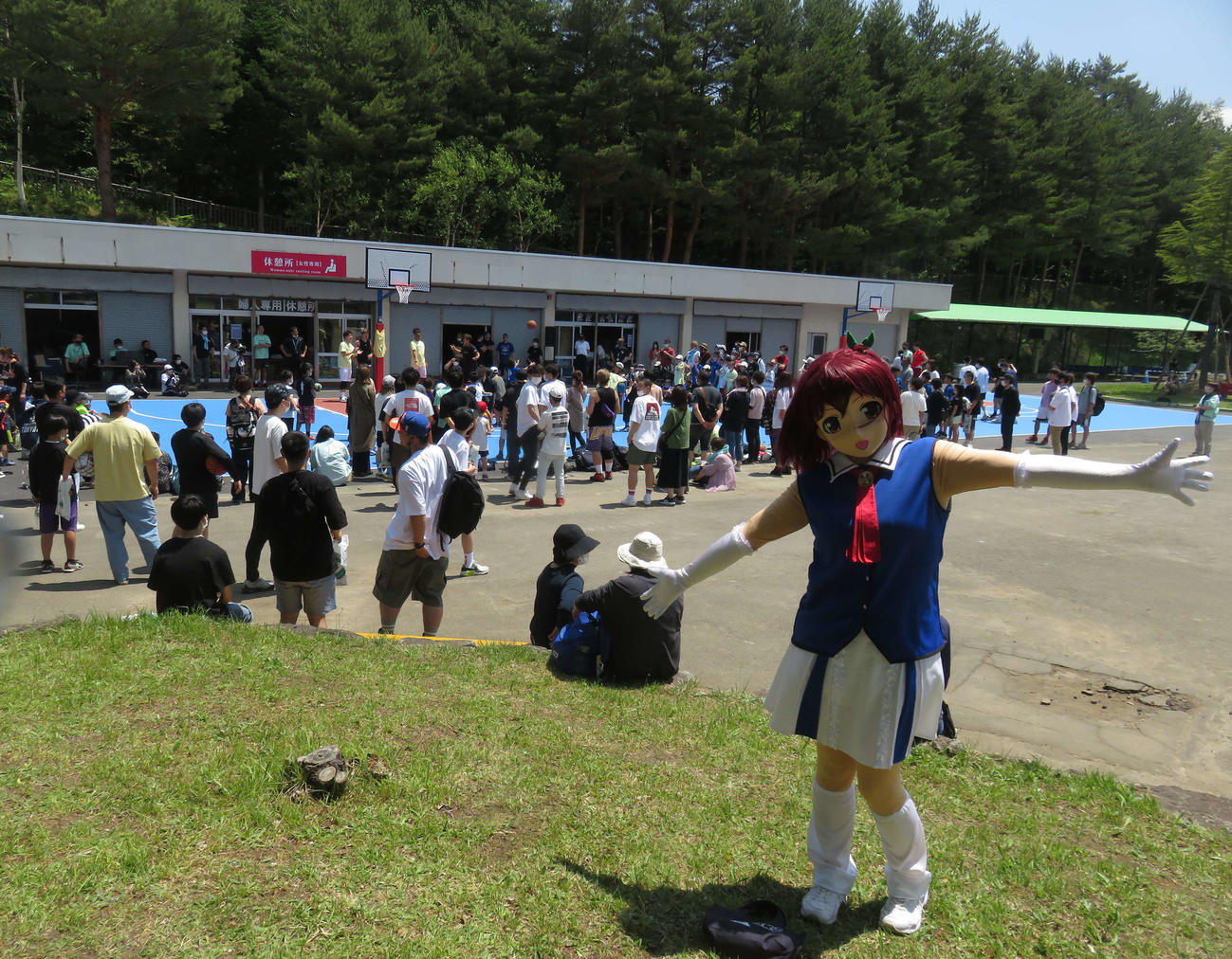 青森競輪　全国の競輪場で初めて設置された、1チーム3人制バスケットボール「3×3」コートで行われたイベントに大勢の人が詰め掛けた（撮影・野島成浩）