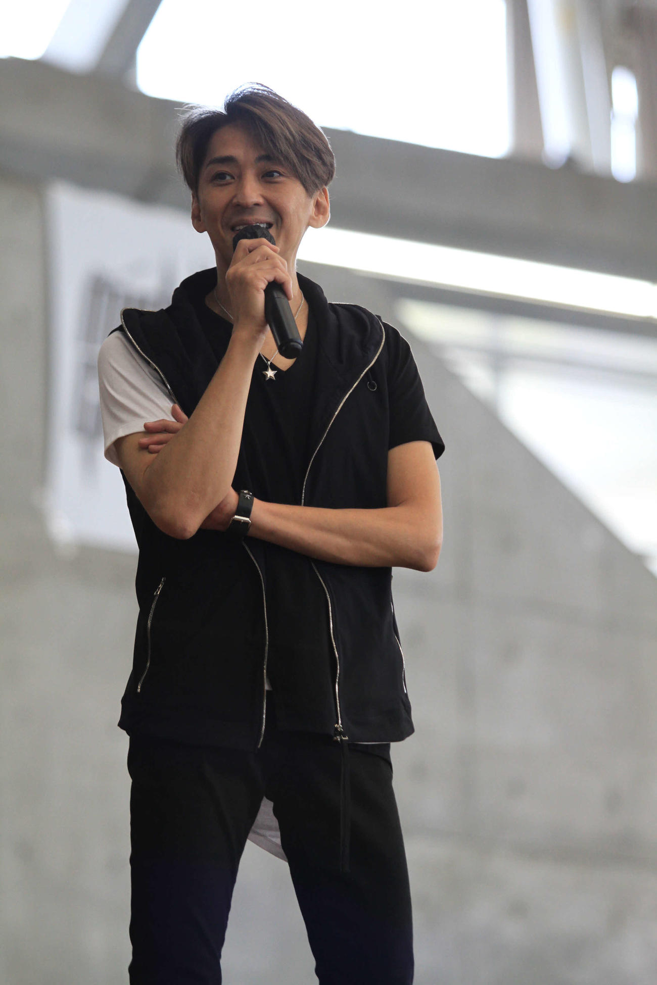 イベントに登場したオートレーサーの森は笑顔でトークショーを行った