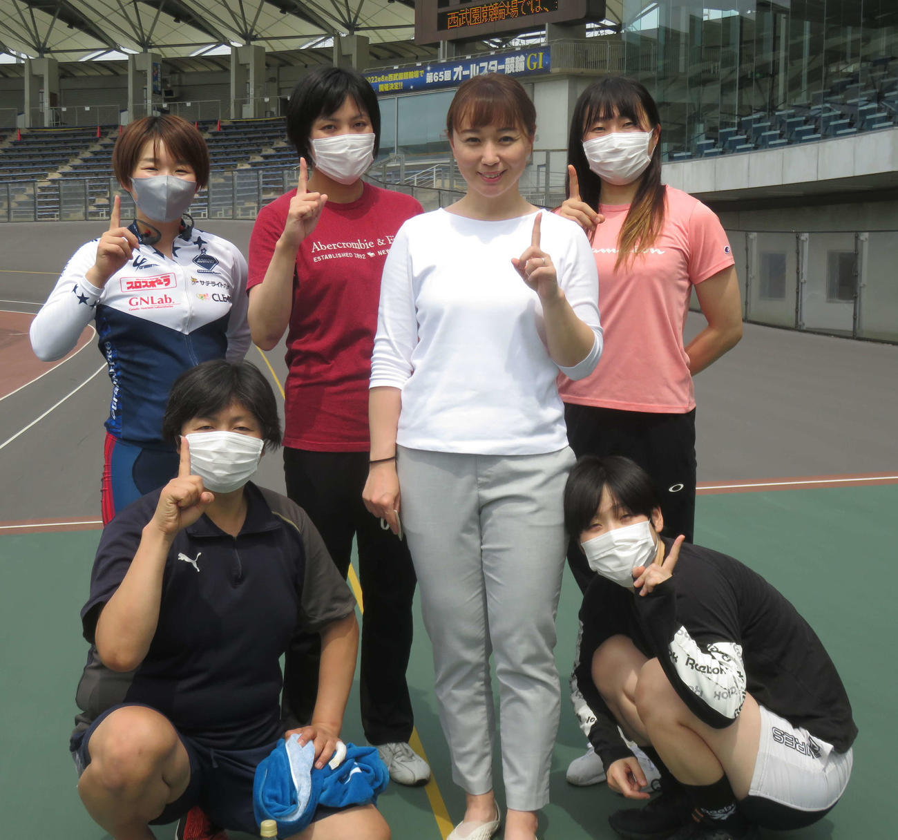 引退する田中麻衣美（中央）を囲む同期・102期の、左下から時計回りに岡村育子、大和久保美、篠崎新純、1人置いて荒牧聖未、増茂るるこ