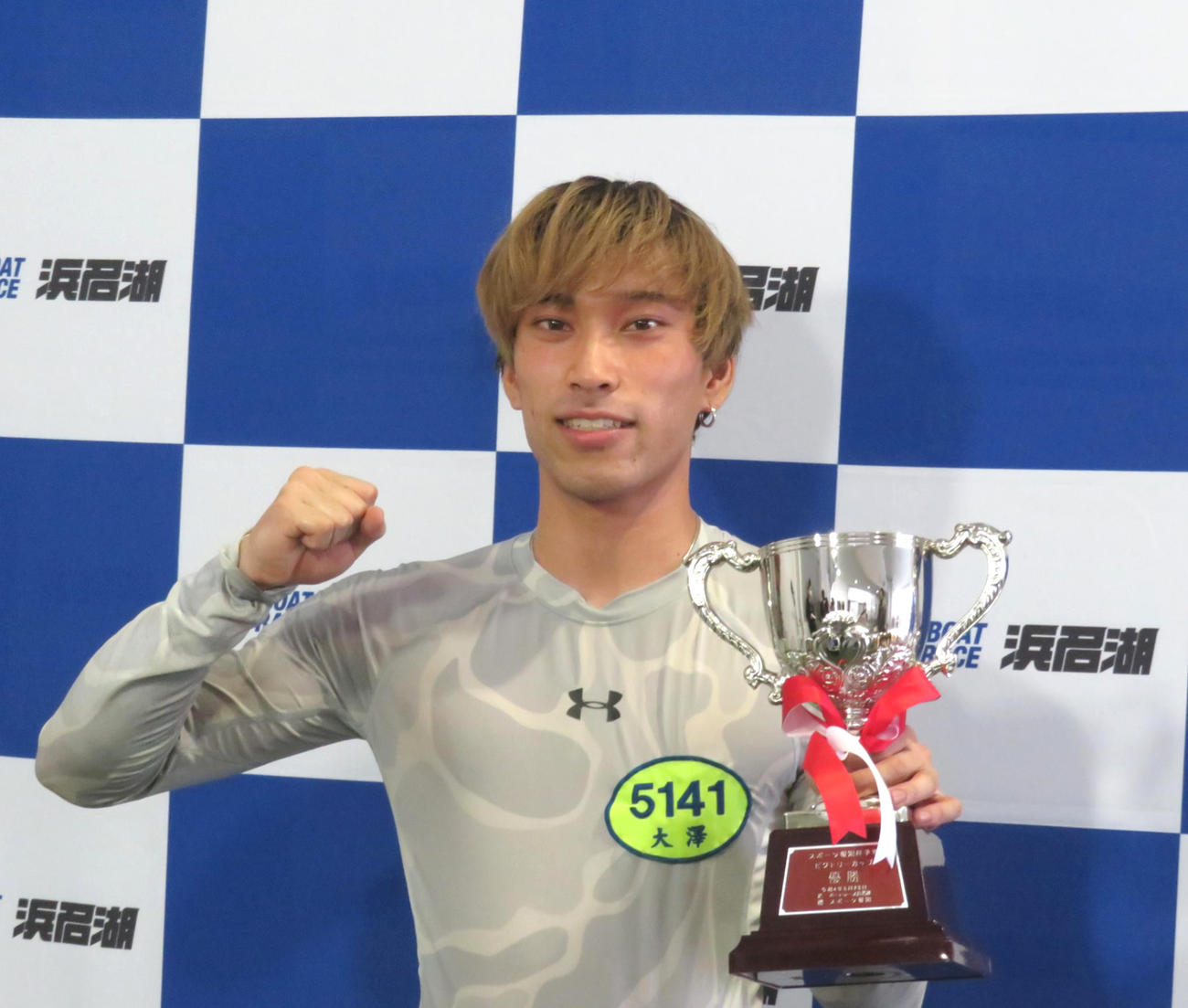 優勝カップを手に、デビュー初優勝を喜ぶ大沢風葵（撮影・窪寺伸行）