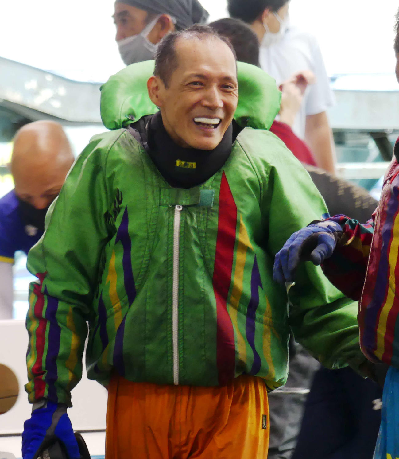 石川真二がピット離れで飛び出してインを奪いにいく