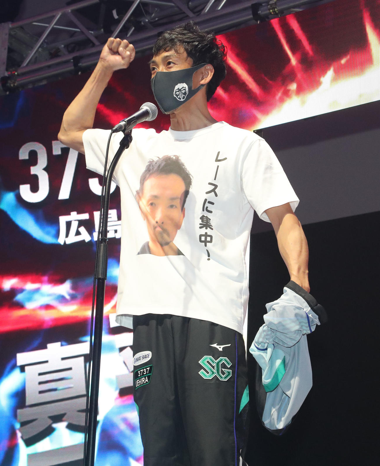 開会式で元気よくあいさつする上平真二（撮影・梅根麻紀）