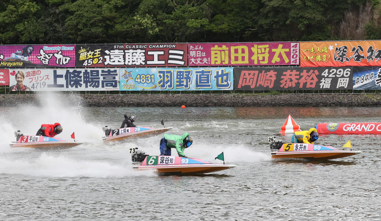 7Rの1周2Mをターンする永井彪也（右）、深谷知博（中央）ら出場選手（撮影・梅根麻紀）