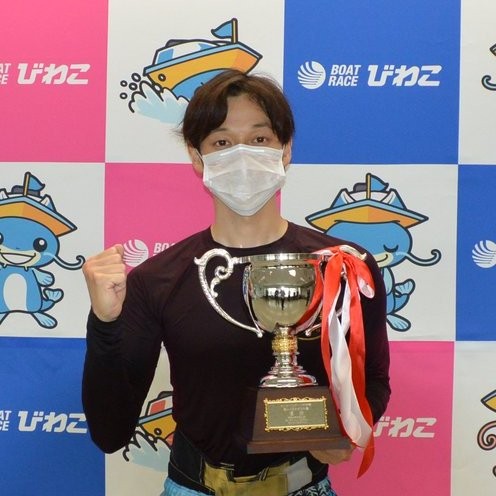 激戦となった優勝戦を制した河合佑樹が、優勝カップを手にガッツポーズ