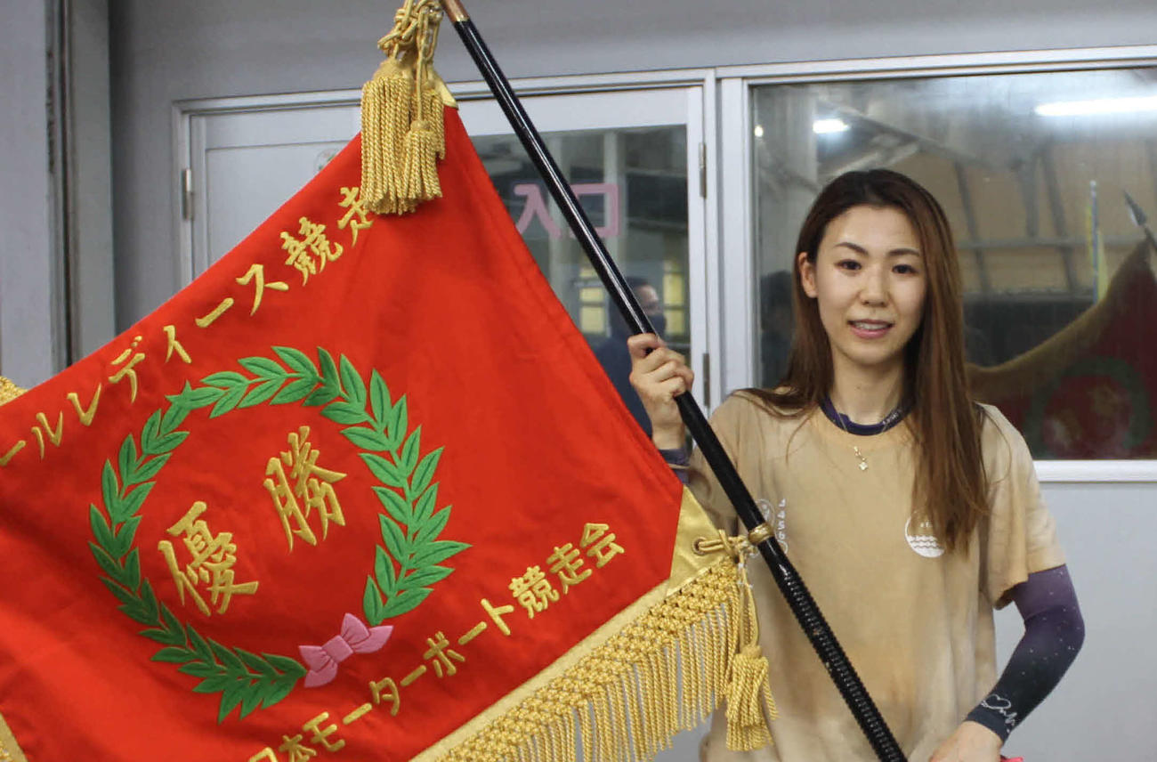 優勝戦は波乱の決着。鎌倉涼が地元住之江でようやく初Vをつかみ優勝旗を手にした（撮影・北條直治）