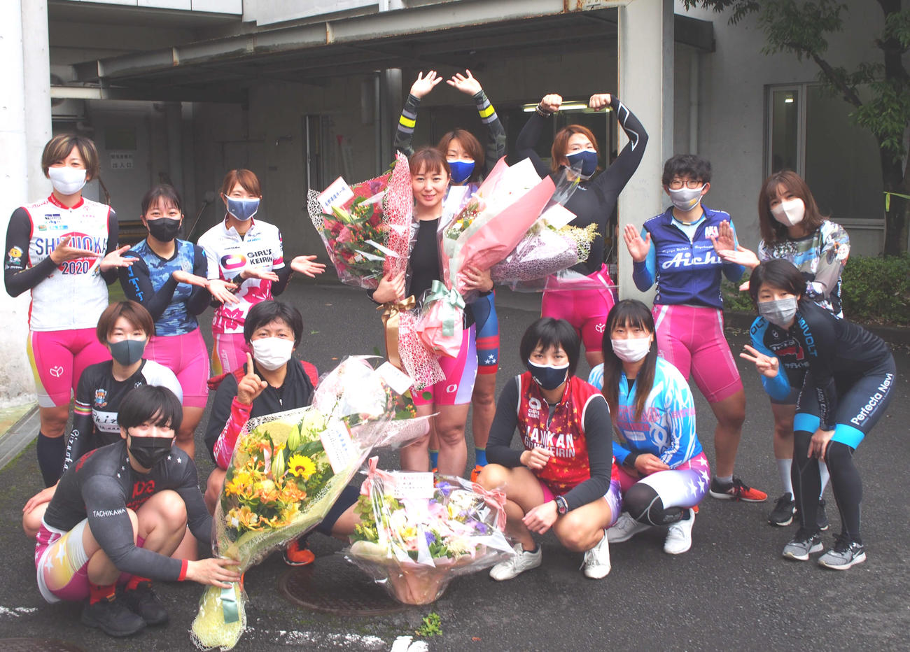 ラストランを終え、選手仲間に囲まれる田中麻衣美（中央）（撮影・栗田文人）