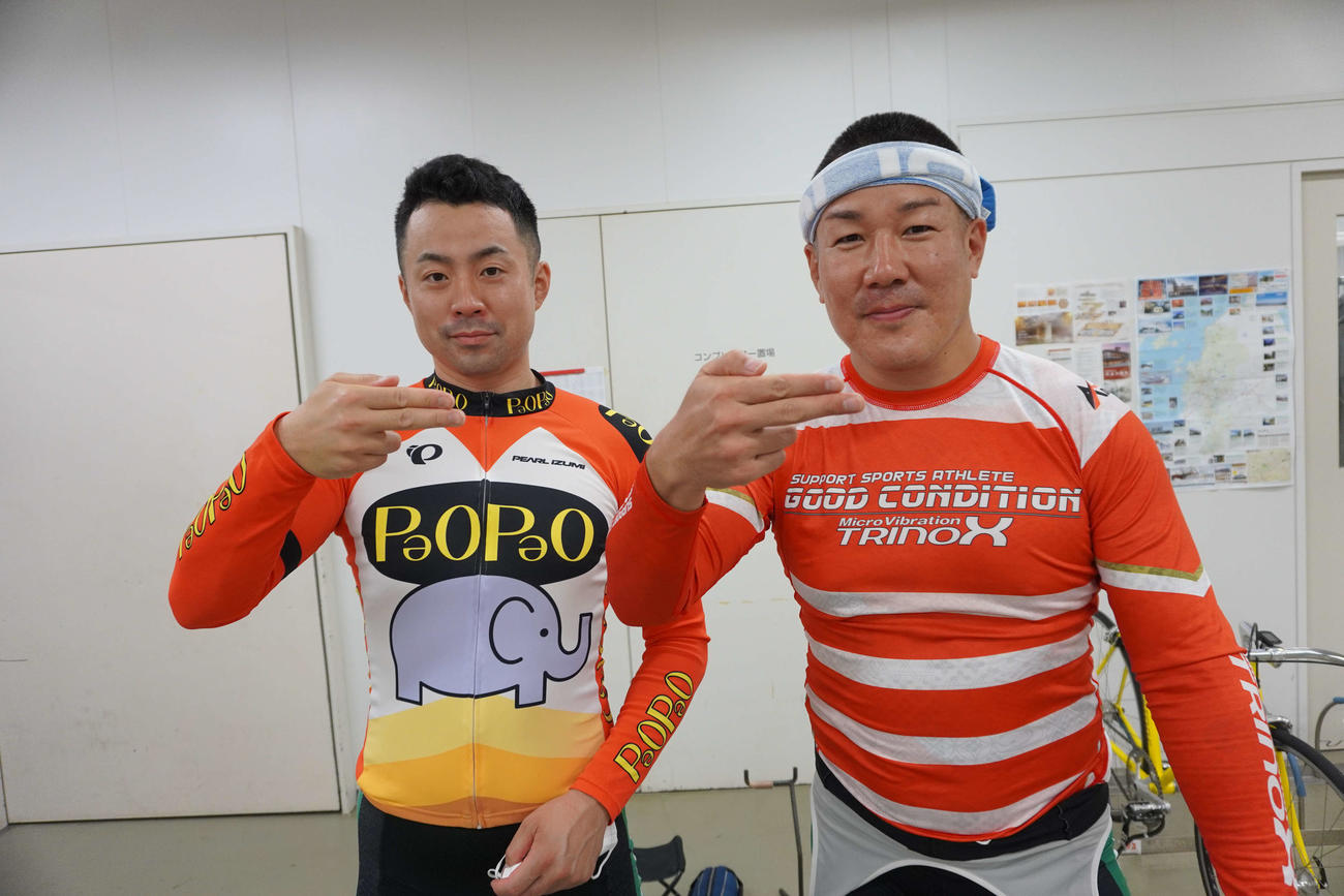 同期で仲良しの三浦翔大（左）と原清孝がラーメンを食べるポーズで2ショット（撮影・秋山正則）