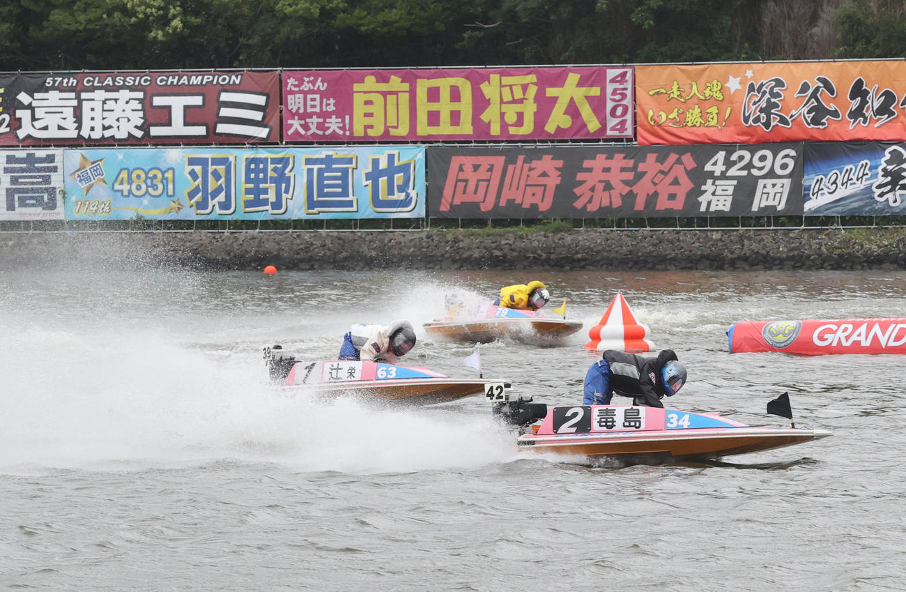  1周2マーク　1着2号艇毒島誠、2着1号艇辻栄蔵（撮影・梅根麻紀）