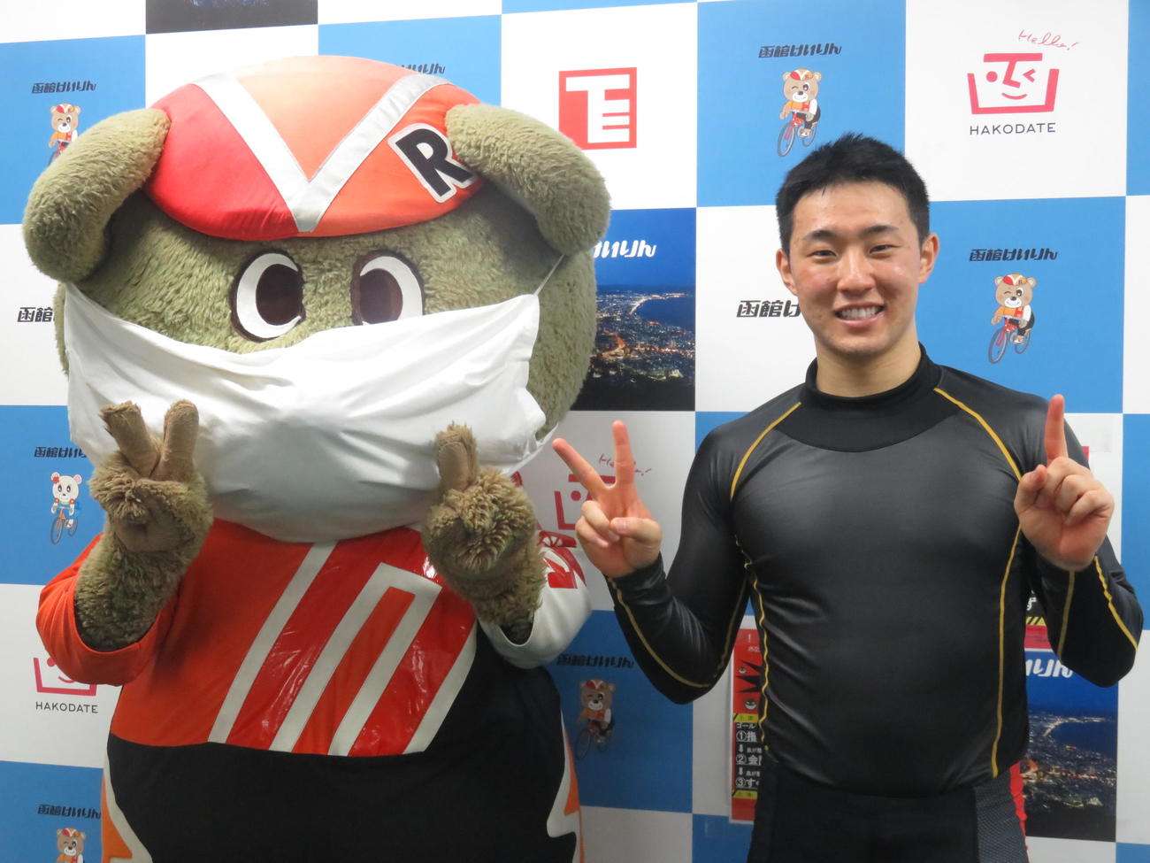 デビュー21連勝の新記録でS級初Vを飾った中野慎詞（右）は函館競輪のりんりんに祝福される