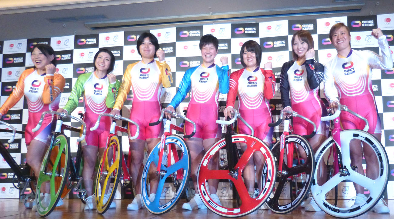 ガールズケイリン発足会見に臨む1期生。右から加瀬加奈子、田中麻衣美、後閑百合亜、小林莉子、中村由香里、浦部郁里、中山麗敏（2012年4月24日撮影）