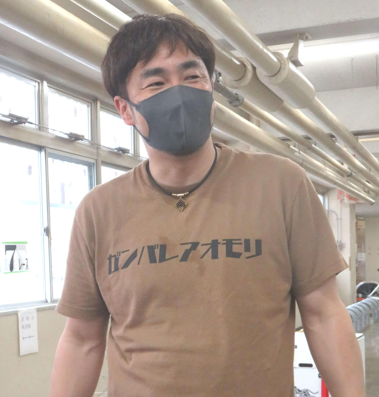 「ガンバレアオモリ」のTシャツ姿で現れた小林則之