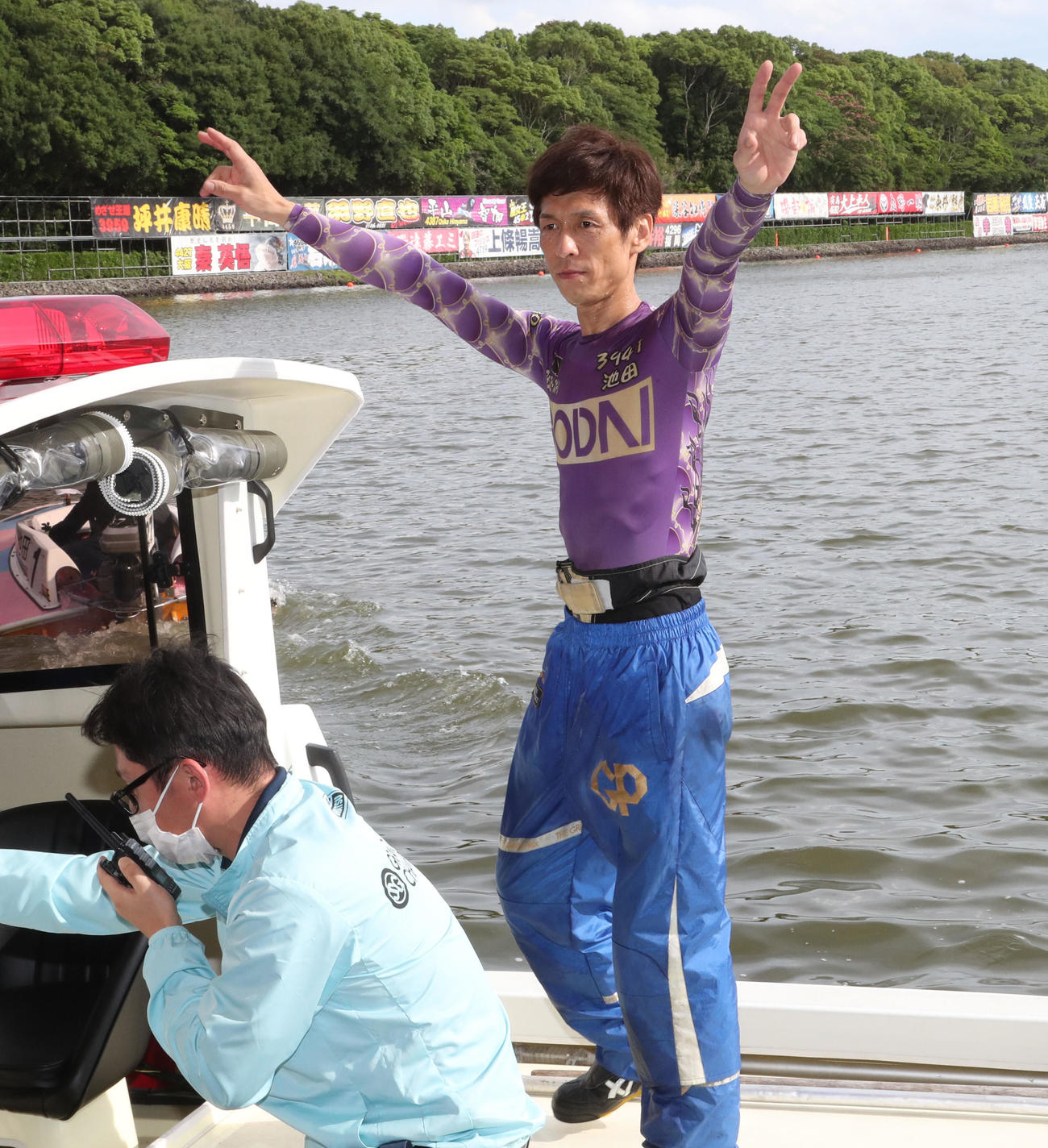 ウイニングランに向かう池田浩二（撮影・梅根麻紀）