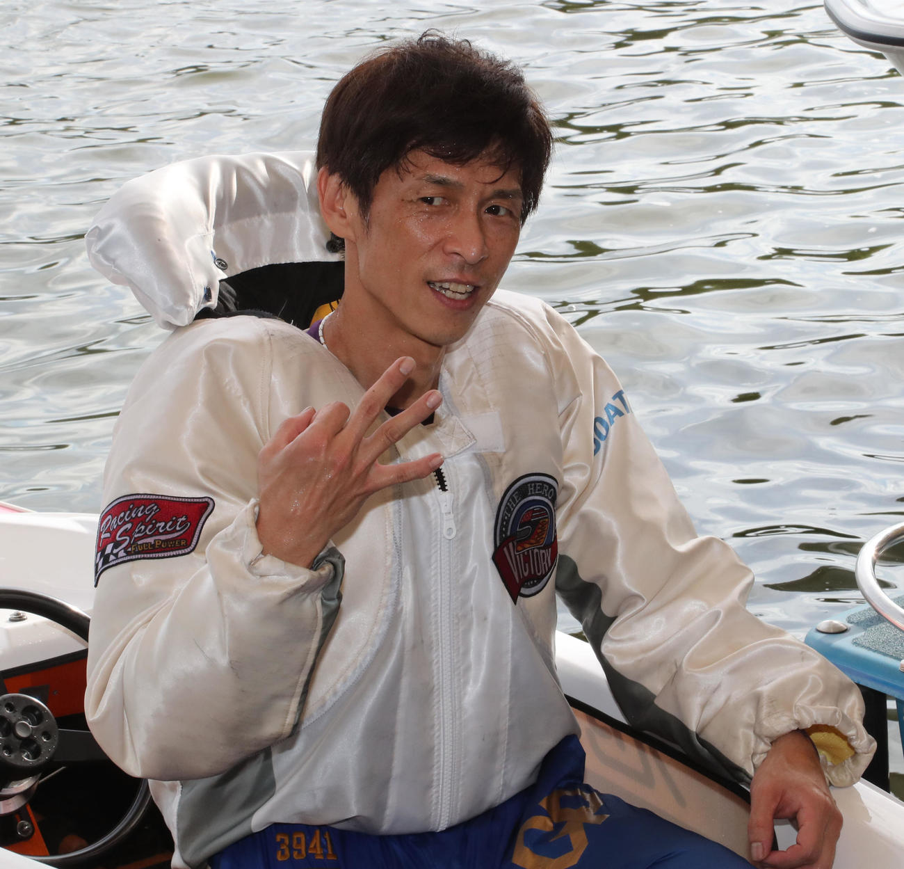 優勝した池田浩二はポーズをつくる（撮影・梅根麻紀）