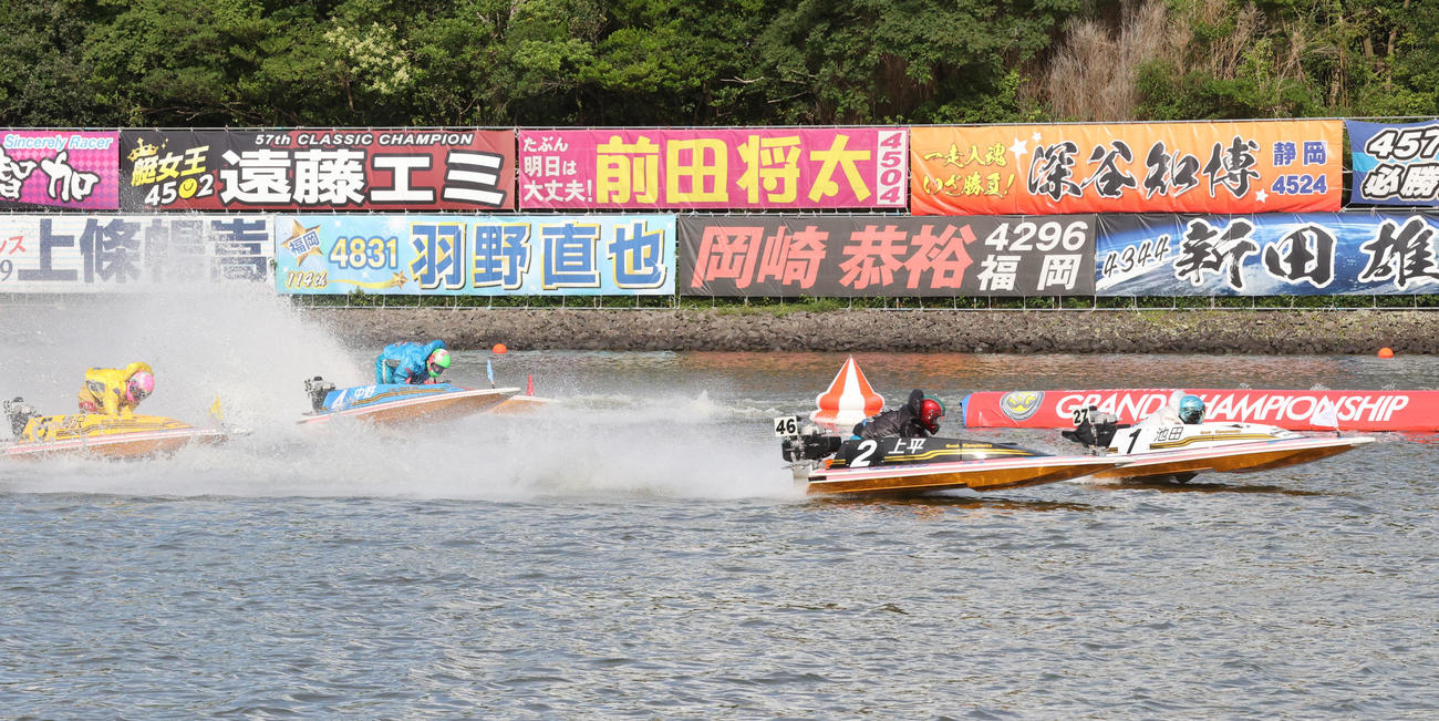 12R 1周2マーク　1着1号艇池田浩二、2着2号艇上平真二（撮影・梅根麻紀）