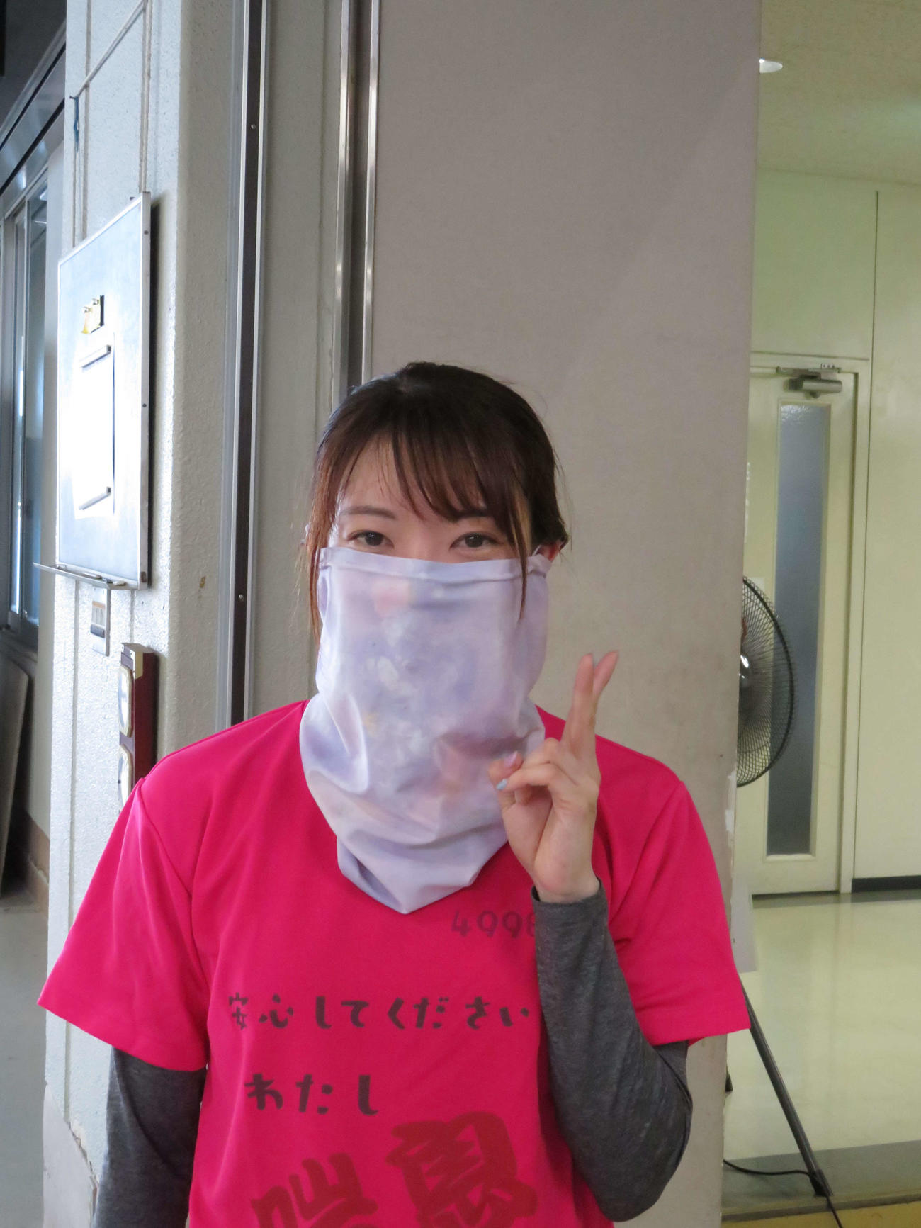 準優勝負駆けを成功させた中村かなえがピースサイン