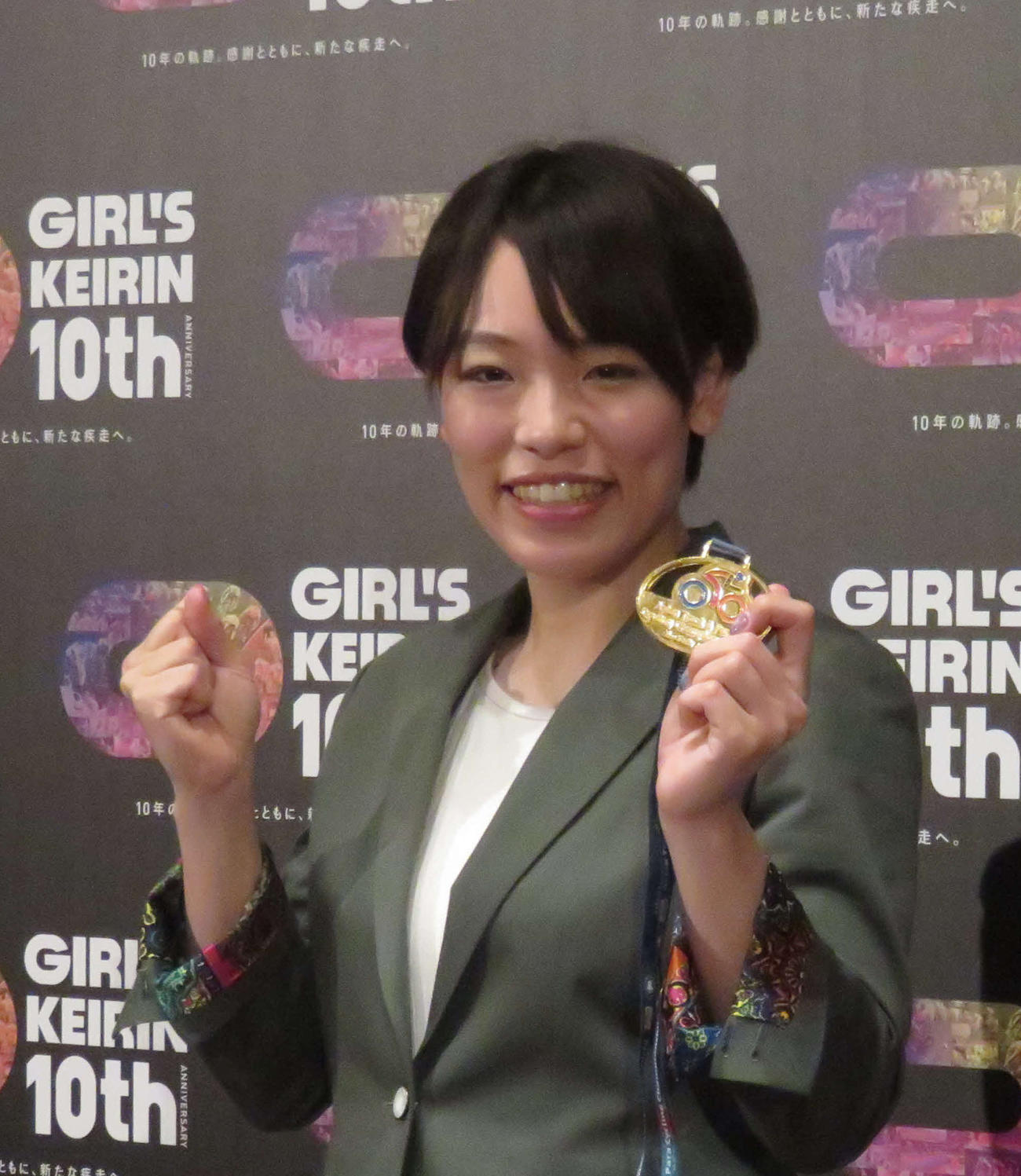 アジア選手権女子ケイリンの金メダルを手に笑顔を見せる佐藤水菜（撮影・野島成浩）