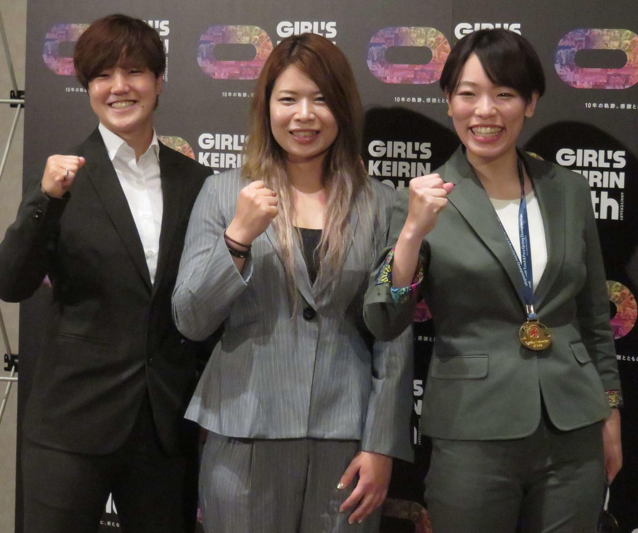 平塚オールガールズの会見に臨む、左から小林莉子、石井寛子、佐藤水菜（撮影・野島成浩）