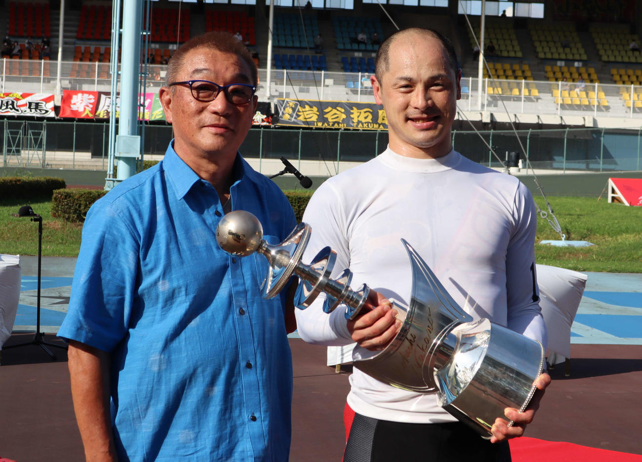 勝った北津留翼（右）を日刊スポーツ評論家の中野浩一氏も笑顔で祝福する