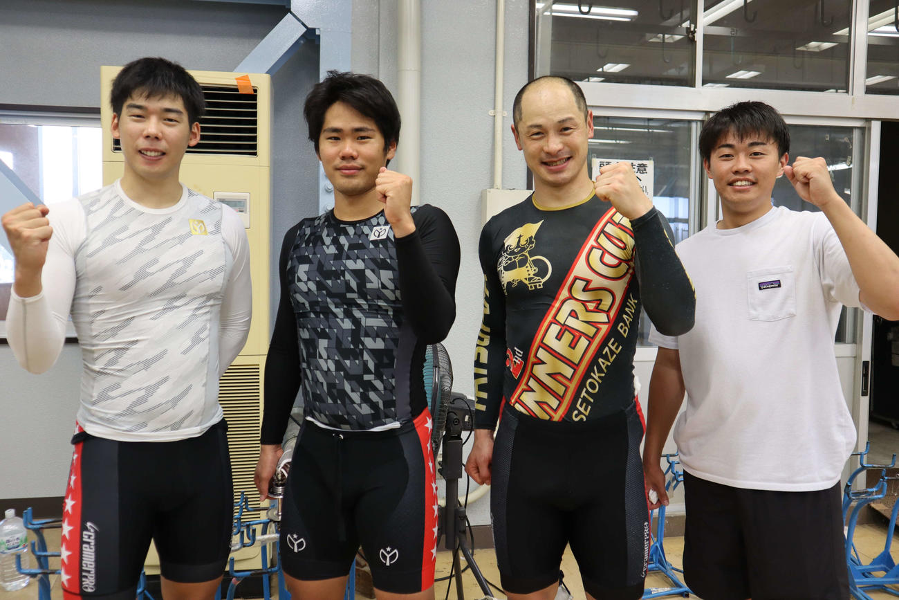 好連係を見せた九州勢はラインの順番通りに笑顔で記念撮影（左から阿部将大、伊藤颯馬、北津留翼、伊藤旭）