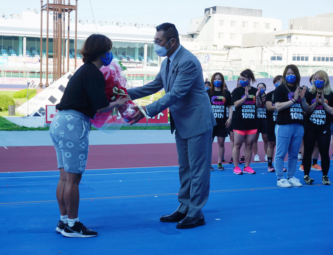 滝沢正光・日本競輪選手養成所長が加瀬加奈子に花束を贈呈した