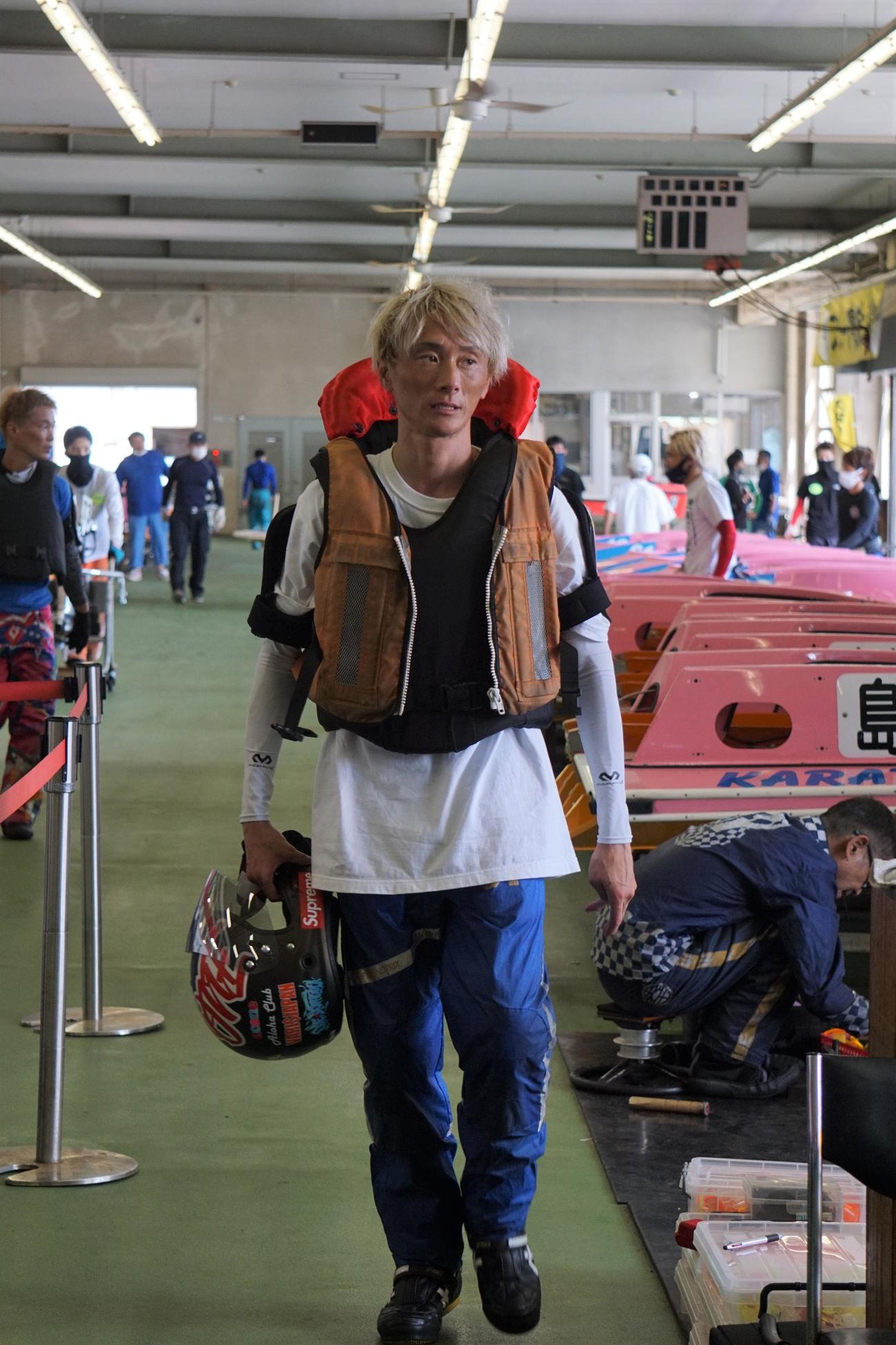 前検のタイム計測を終えて引き上げてくる峰竜太