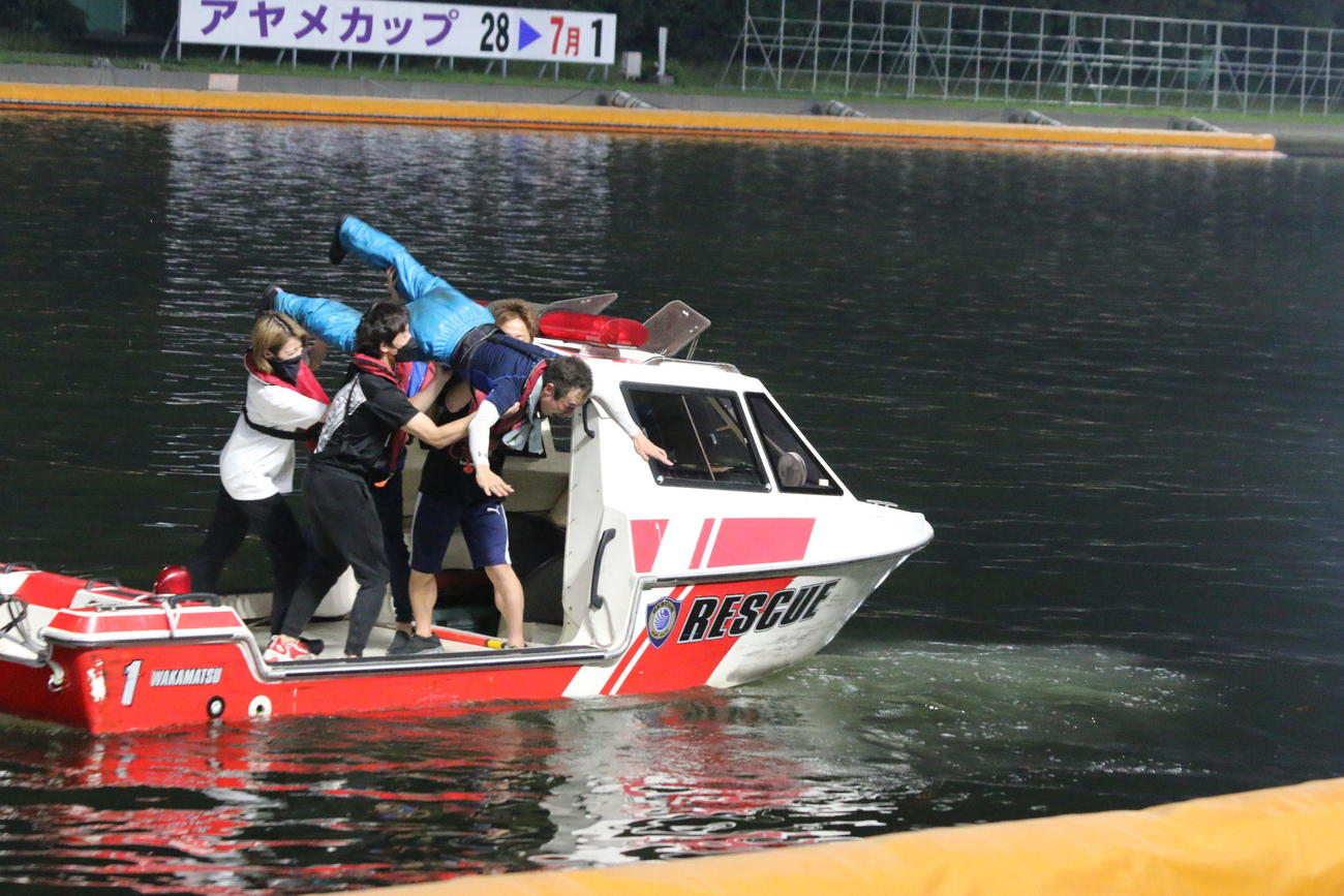 アヤメカップ　準優9Rで勝って通算33人目の2500勝を達成した今村暢孝が水神祭で地元水面に華麗に飛び込んだ
