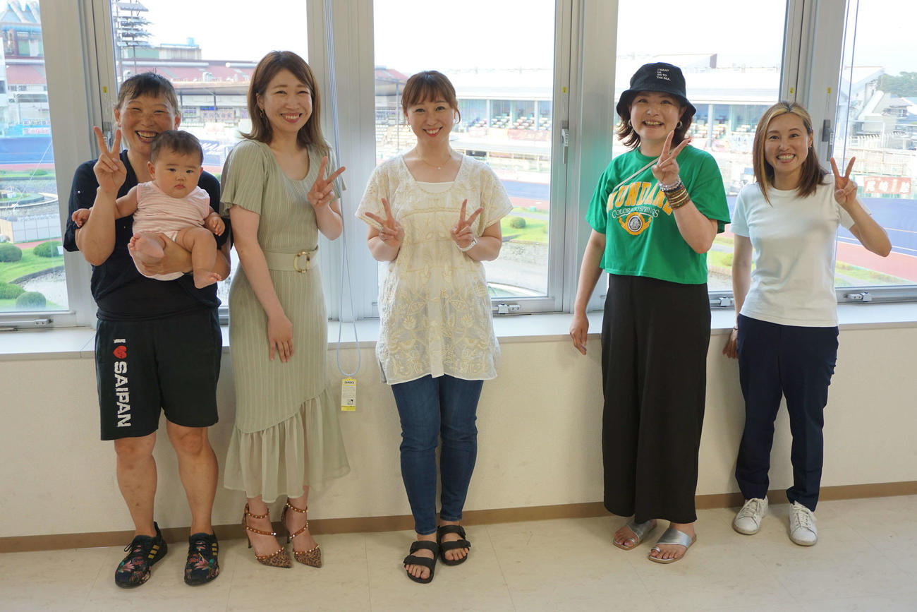 ガールズ1期生5人が最終日のトークショーを盛り上げた。左から中山麗敏さん、山口菜津子さん、田中麻衣美、田畑茉利名さん、飯塚朋子