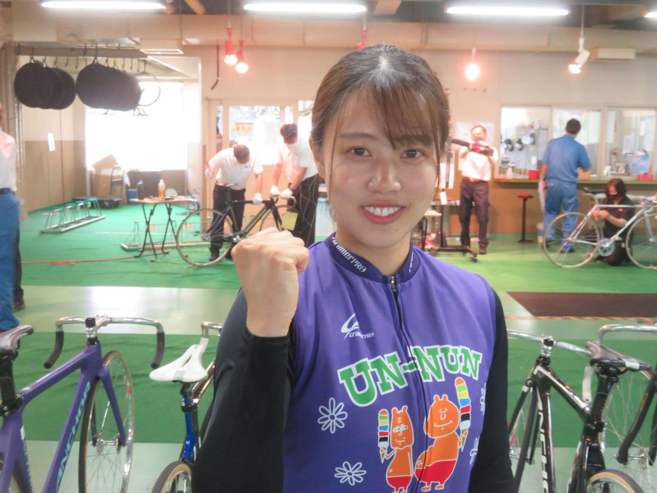 地元で本格デビュー戦の渡辺栞奈は力強くガッツポーズ