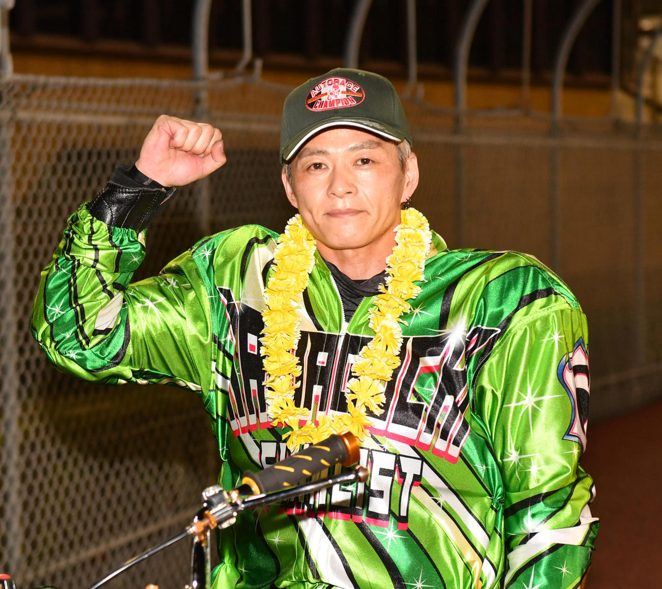 キューポラ杯を優勝した早川清太郎はガッツポーズする（撮影・柴田隆二）
