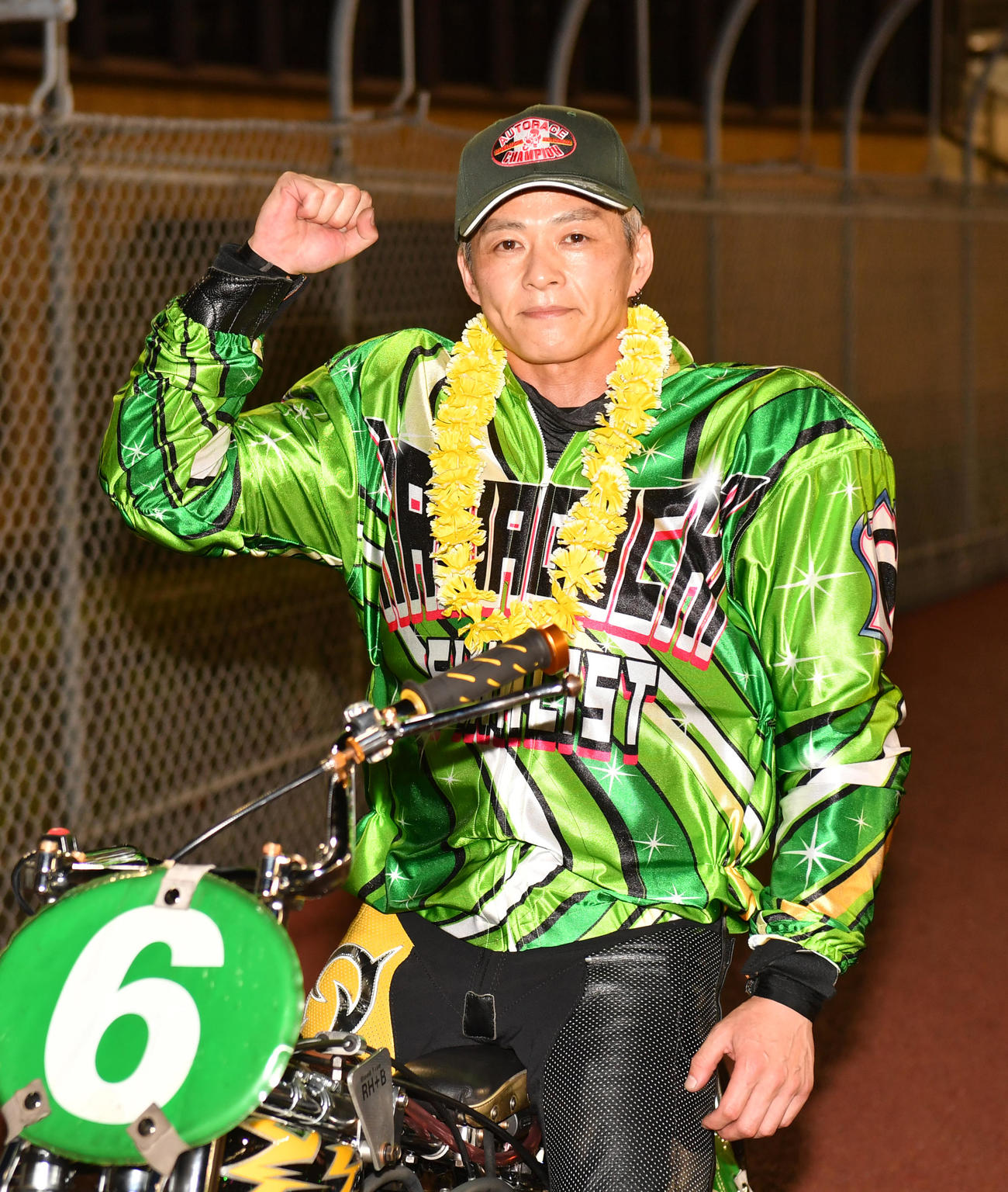 キューポラ杯を優勝した早川清太郎はガッツポーズする（撮影・柴田隆二）