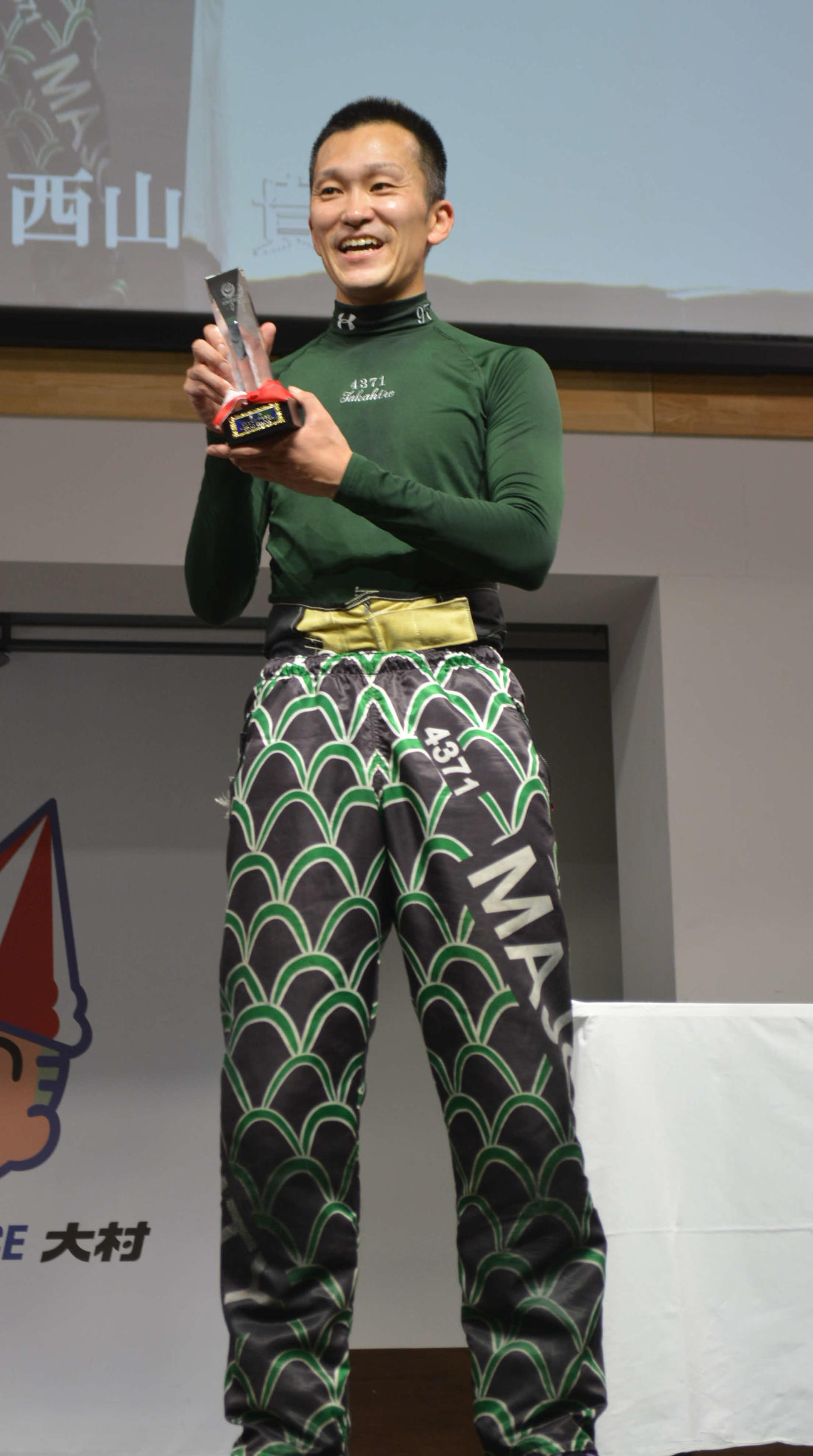 日刊スポーツ杯を制し、笑顔の西山貴浩