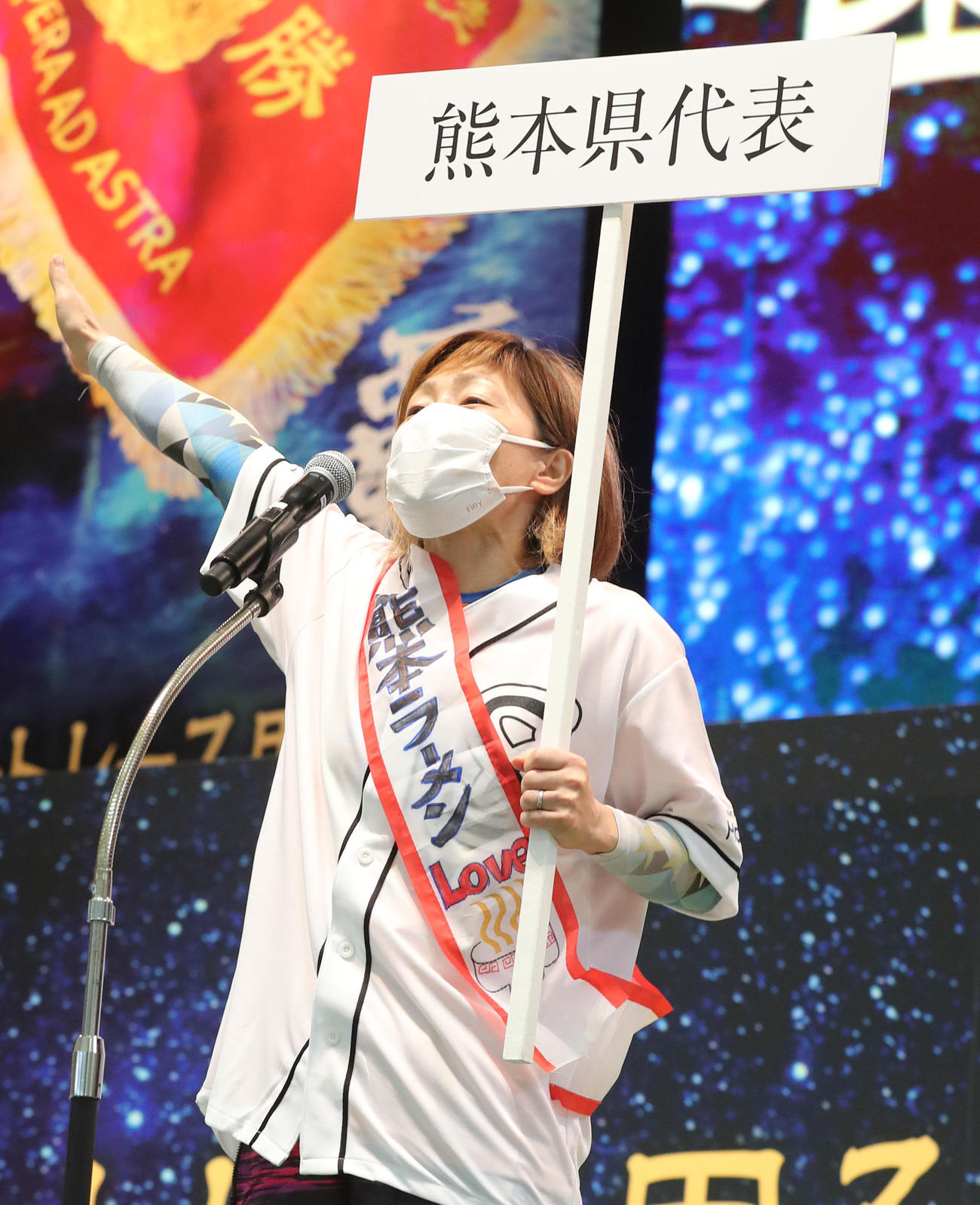 元気よく登場した熊本県代表の岩崎芳美（撮影・梅根麻紀）
