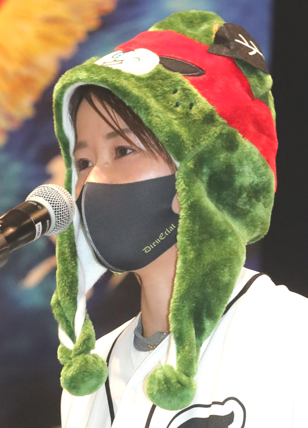 ダークみきゃんのかぶり物で登場した愛媛県代表の平高奈菜（撮影・梅根麻紀）