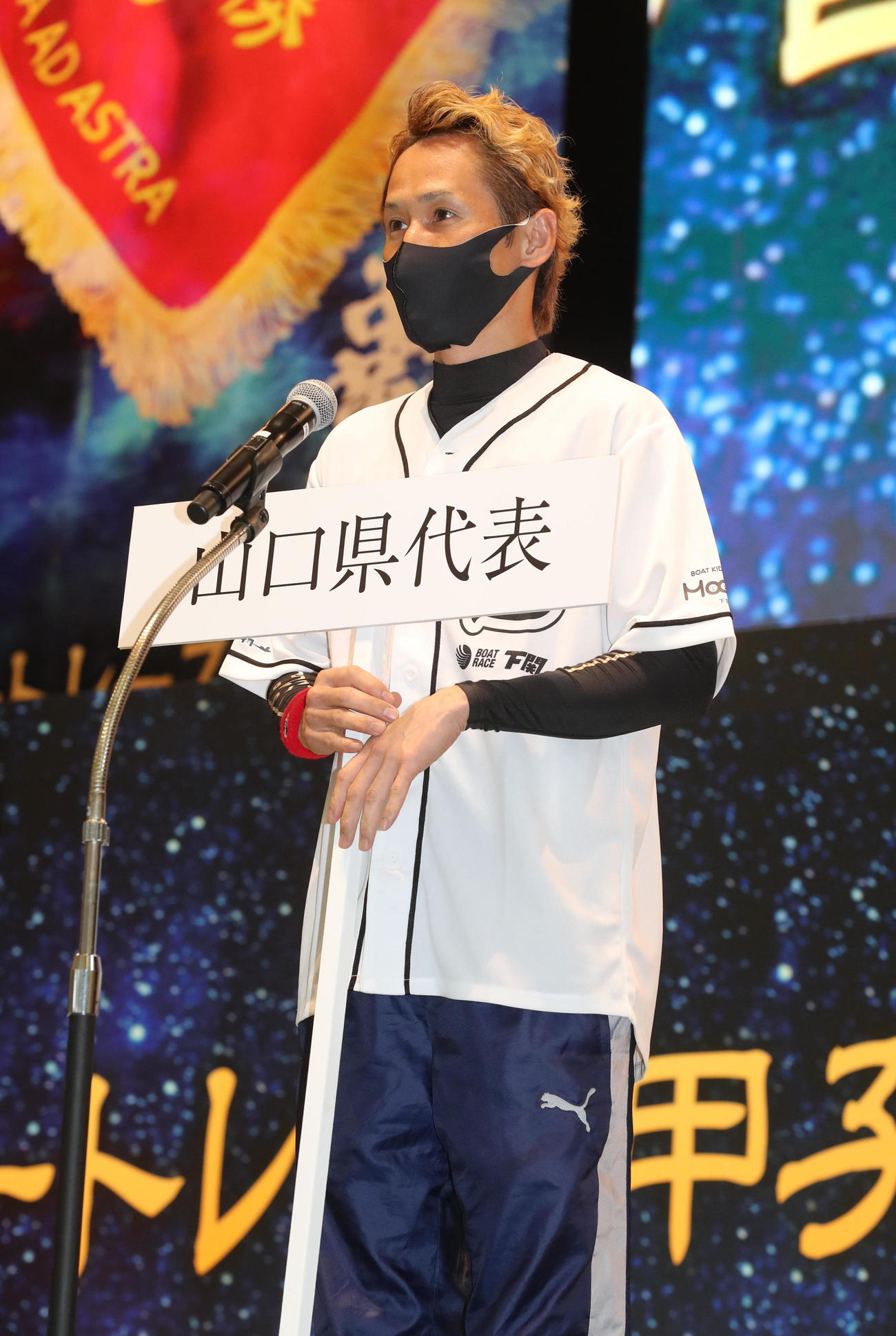 元気よく登場した山口県代表の白井英治（撮影・梅根麻紀）