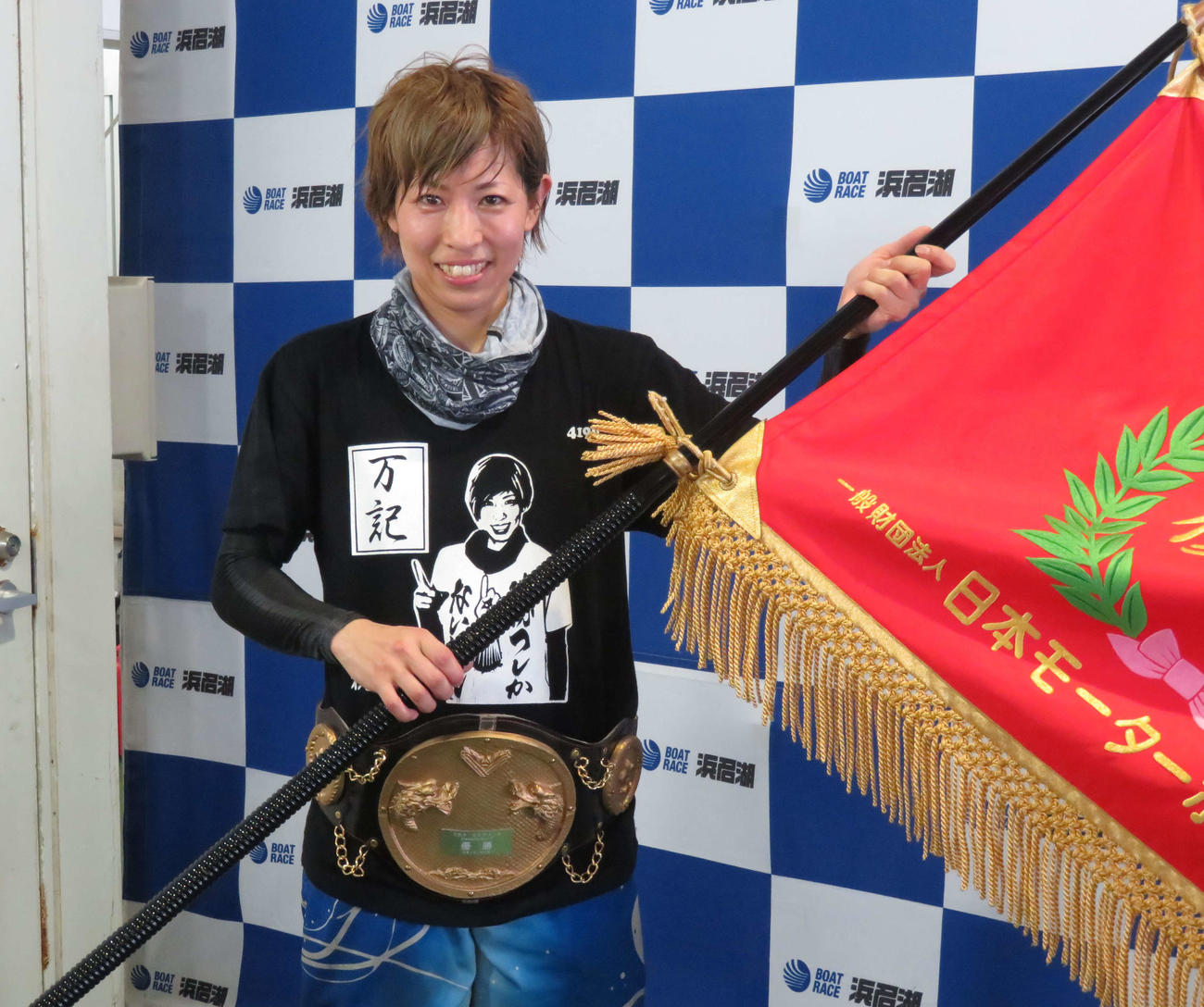長嶋万記がチャンピオンベルトを腰に巻いて優勝を喜んだ