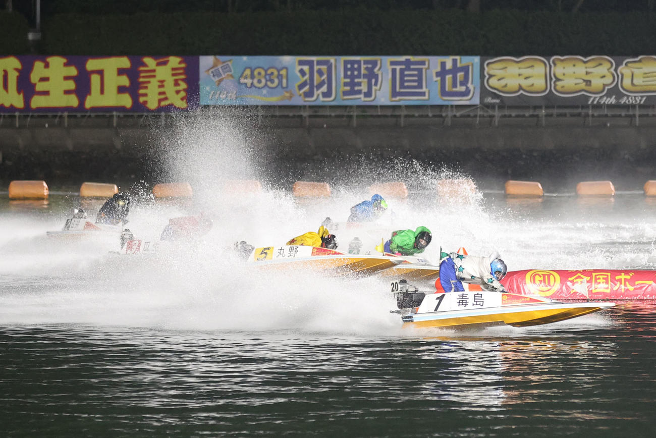下関12R、1着1号艇・毒島誠、2着5号艇・丸野一樹（撮影・梅根麻紀）