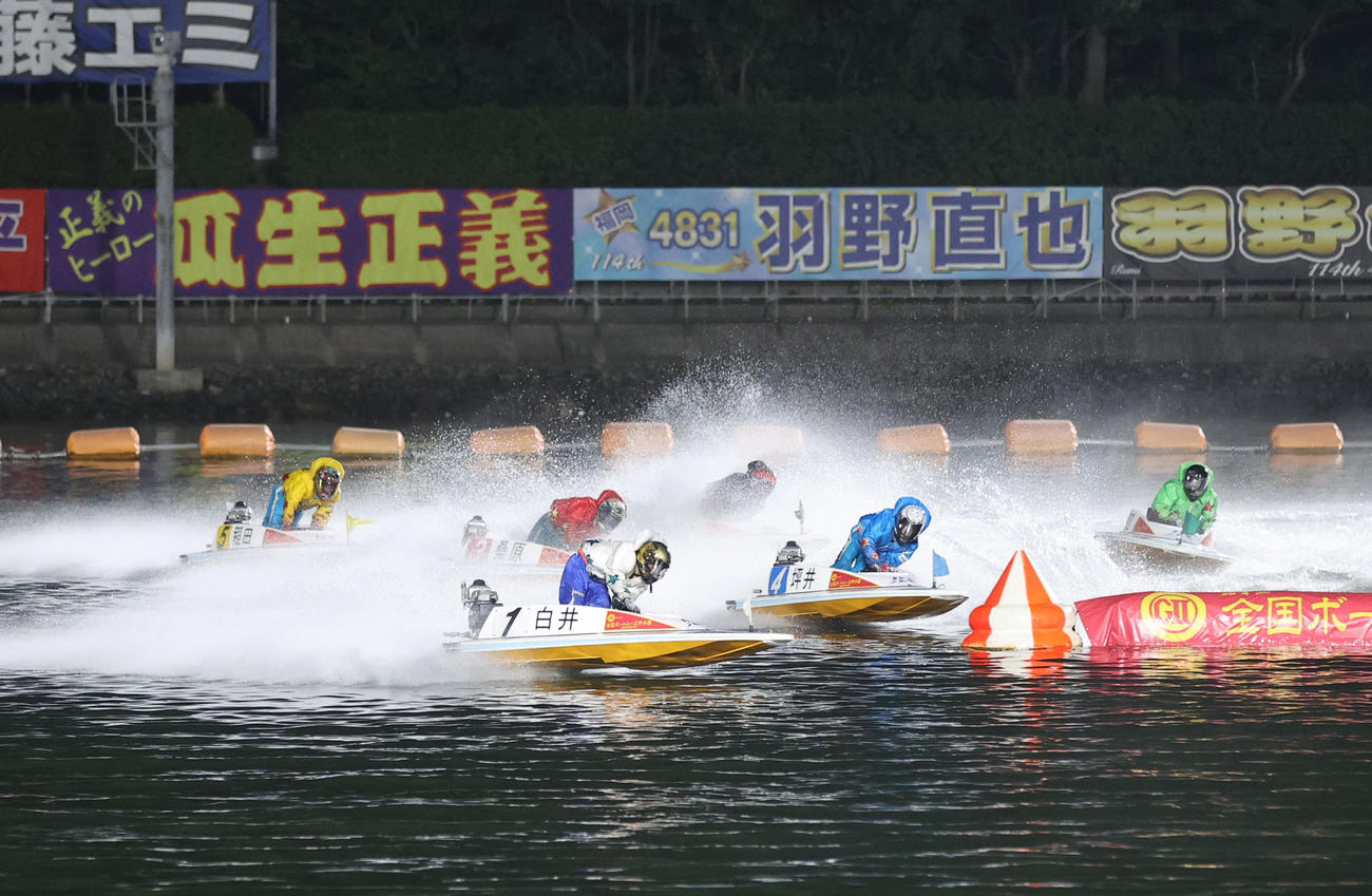 12R　1着1号艇白井英治、2着2号艇石渡鉄平（撮影・梅根麻紀）