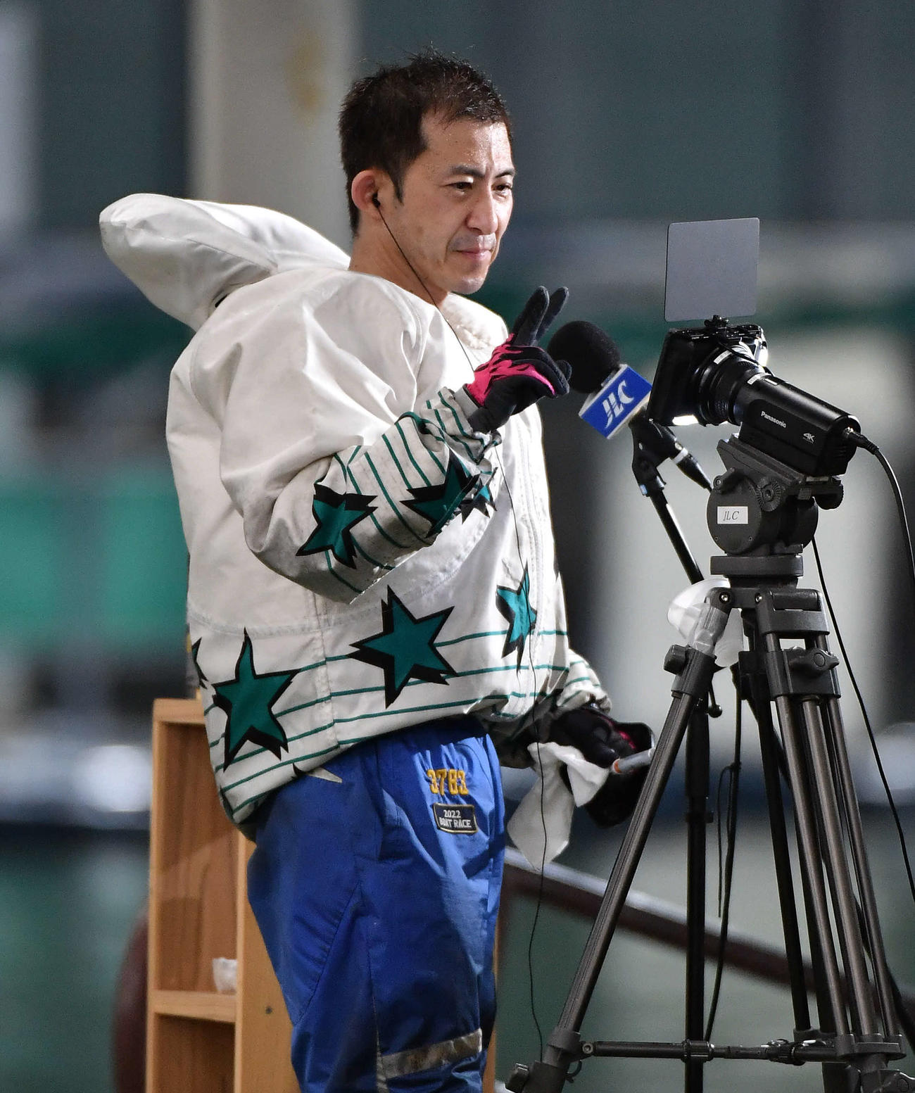 12Rの勝利インタビューでカメラに向かってピースサインを見せる瓜生正義（撮影・岩下翔太）