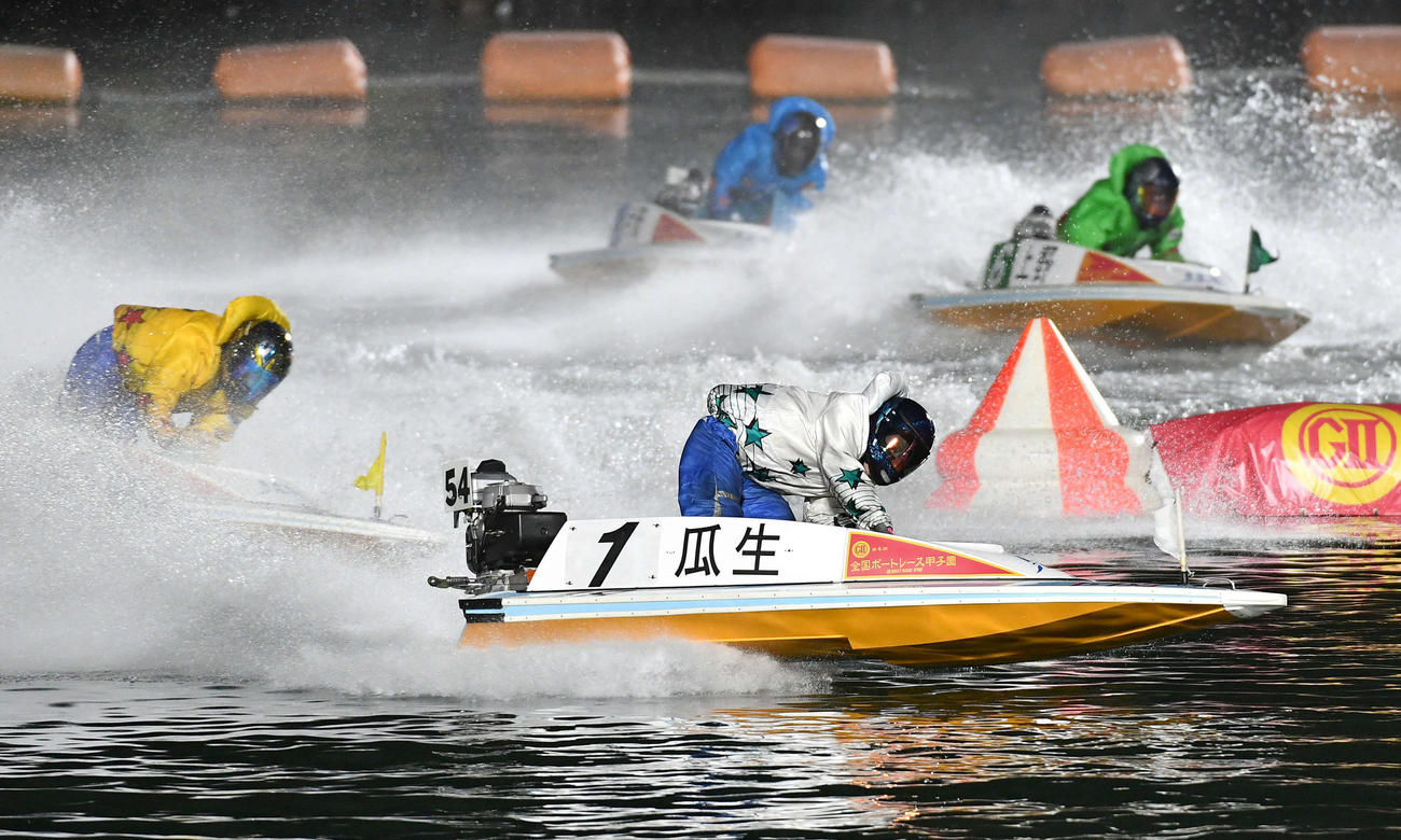 12R、1周目2マークを先頭で旋回する1号艇の瓜生正義（撮影・岩下翔太）
