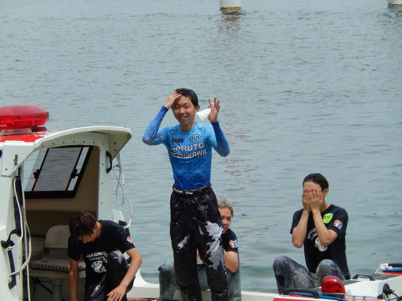 デビュー初勝利で水神祭を挙げた吉川晴人が、ファンからの祝福の声に笑顔で応えた