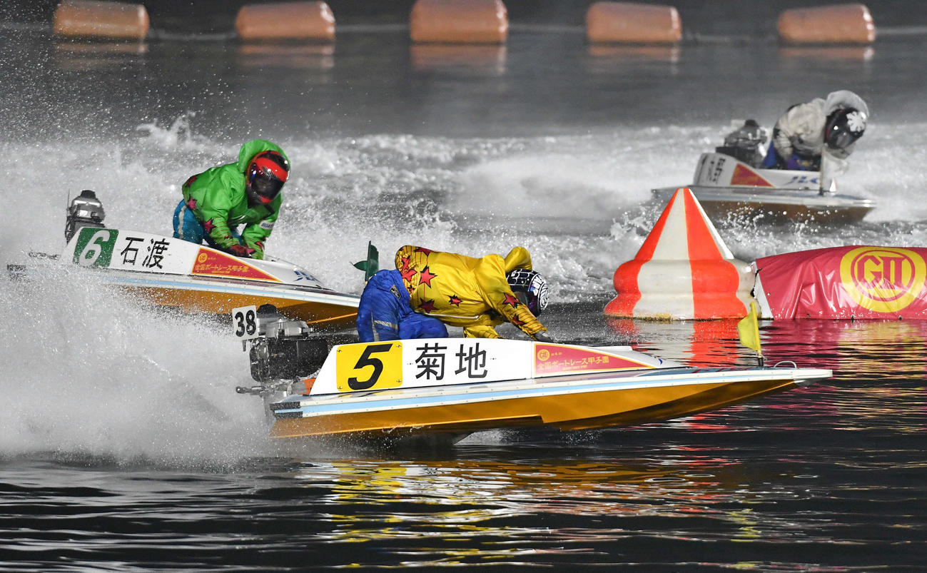 下関ボート4日目11R、1周目2Mを先頭で旋回する菊地孝平（手前）（撮影・岩下翔太）