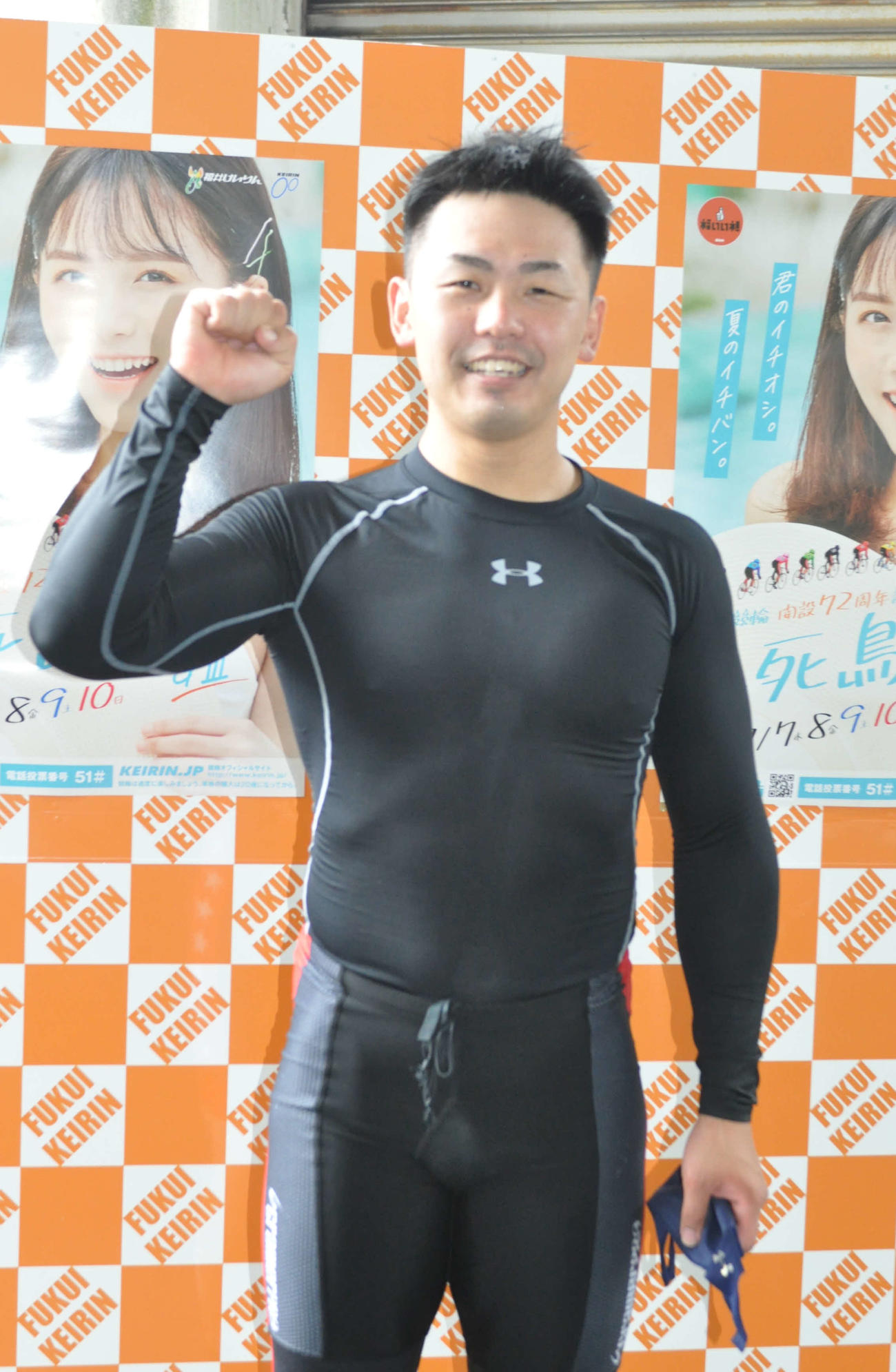 地元の清水剛志がシリーズ初勝利して歓喜のガッツポーズ（撮影・山田敏明）