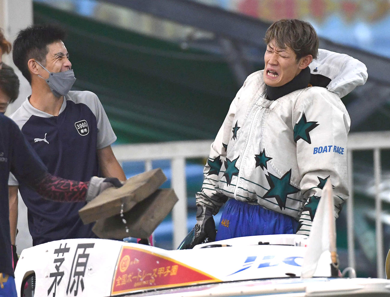 茅原悠紀（右）は準優で3着に敗れ、悔しい表情を見せた。左は菊地孝平