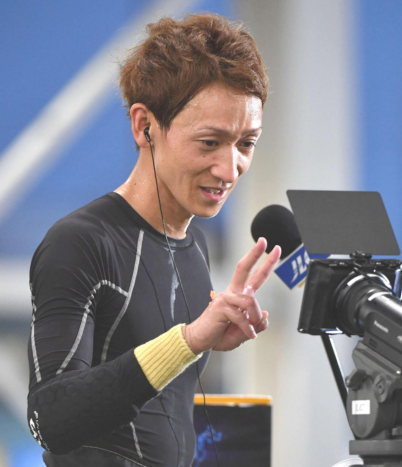 準優の勝利インタビューでカメラにサインを書き笑顔を見せる佐藤翼（撮影・岩下翔太）