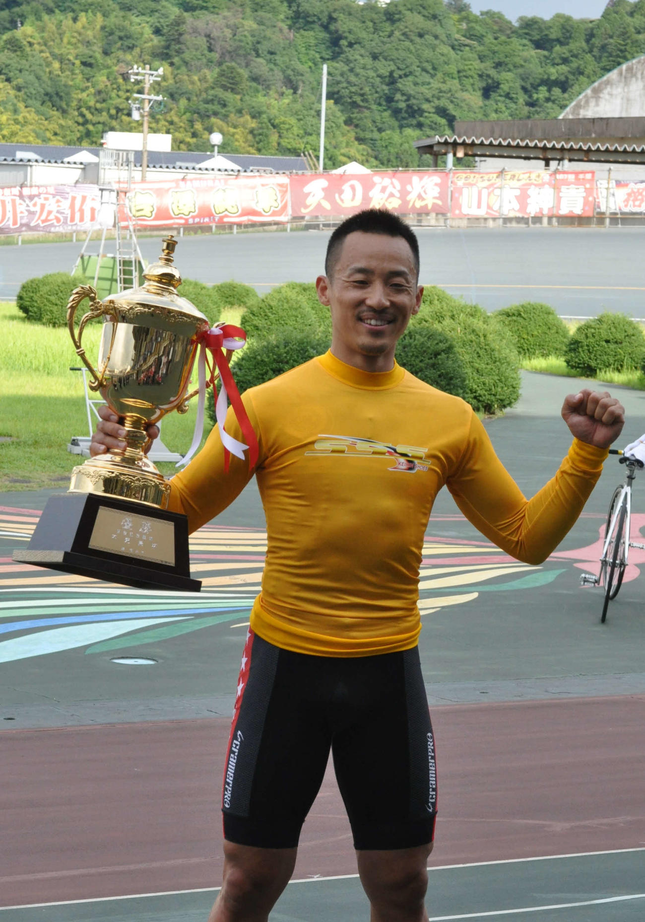 復帰戦で優勝した菅田壱道が満面の笑みでガッツポーズ