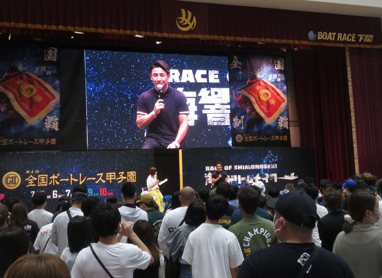 場内イベントステージで行われた魔裟斗トークショーに大勢のファンが詰めかけた