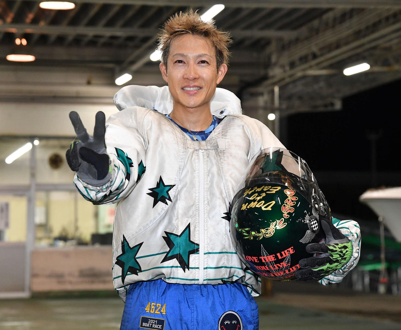 G2全国ボートレース甲子園で優勝し、笑顔で5サインを決める深谷知博（撮影・岩下翔太）