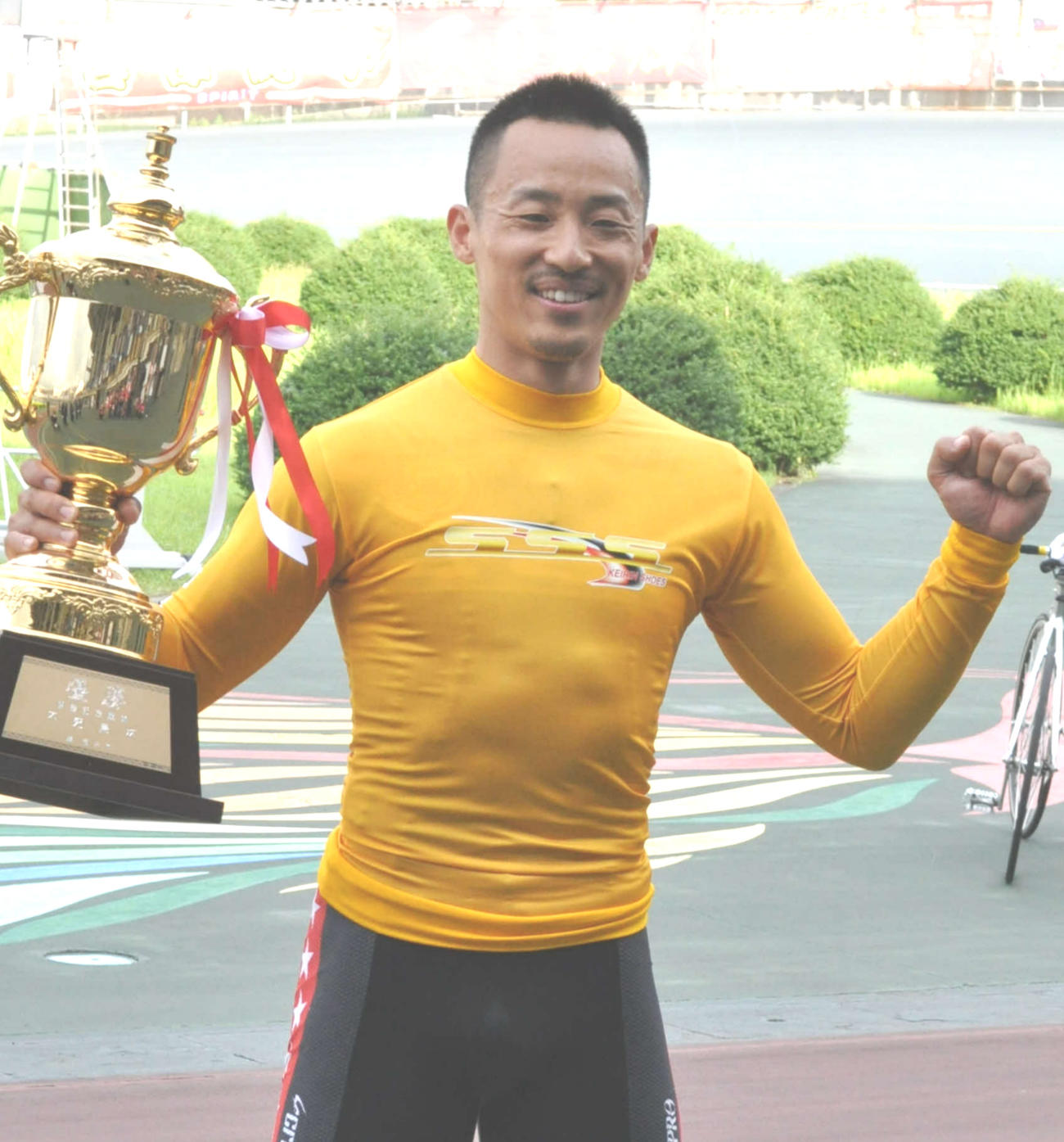 復帰戦Vを飾り満面の笑みでガッツポーズする菅田壱道（撮影・山田敏明）