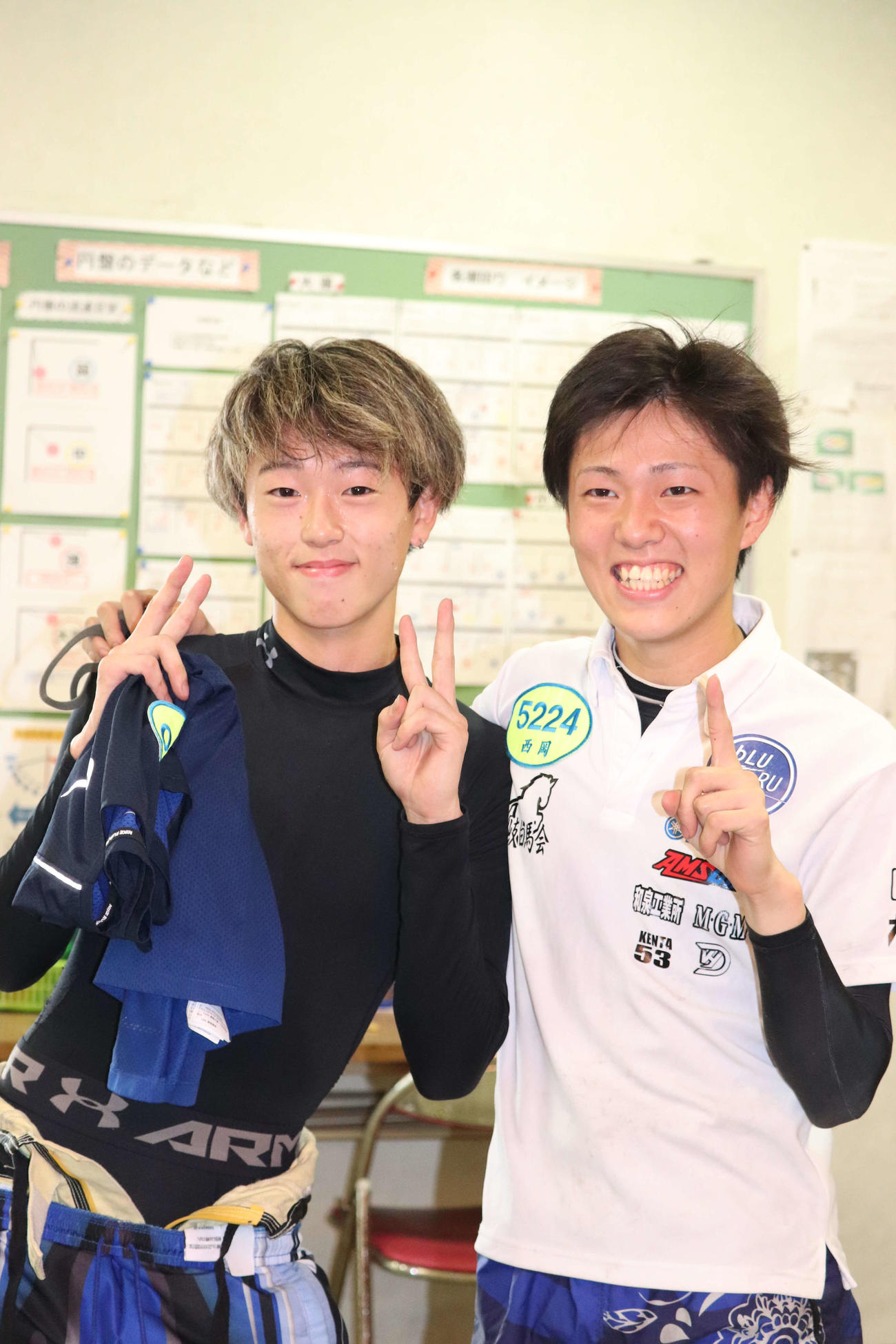 デビュー初勝利を飾った青木蓮。同期の西岡顕心（右）の祝福を受けてVサイン